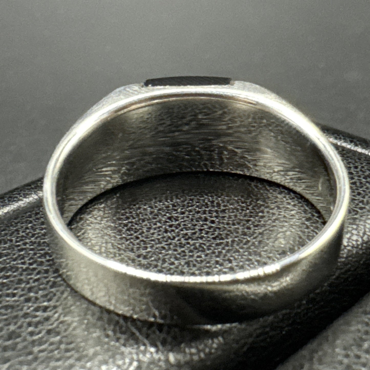 New Condition Sterling Silver Onyx Domed Signet Ring 925 Size 12
