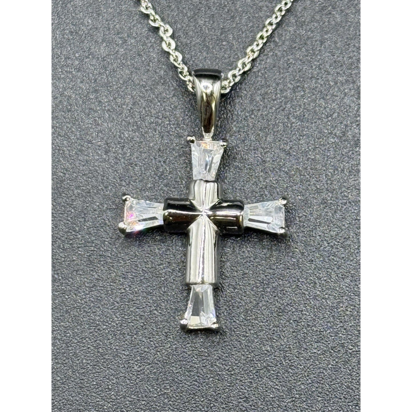 New Condition 18” Sterling Silver Cubic Zirconia Cross Pendant Necklace