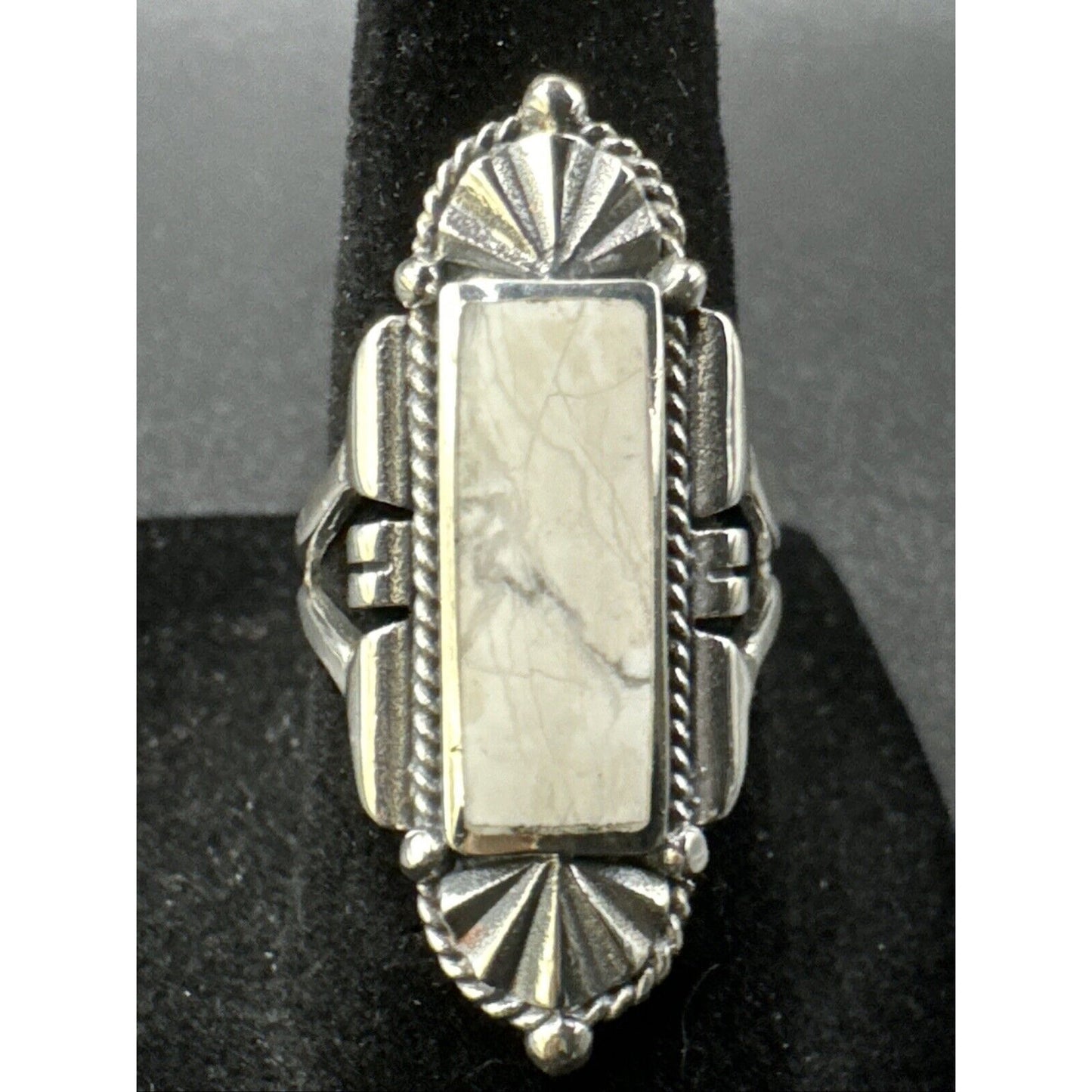 New Condition Sterling Silver 7RI24 White Buffalo Ring Size 9.75