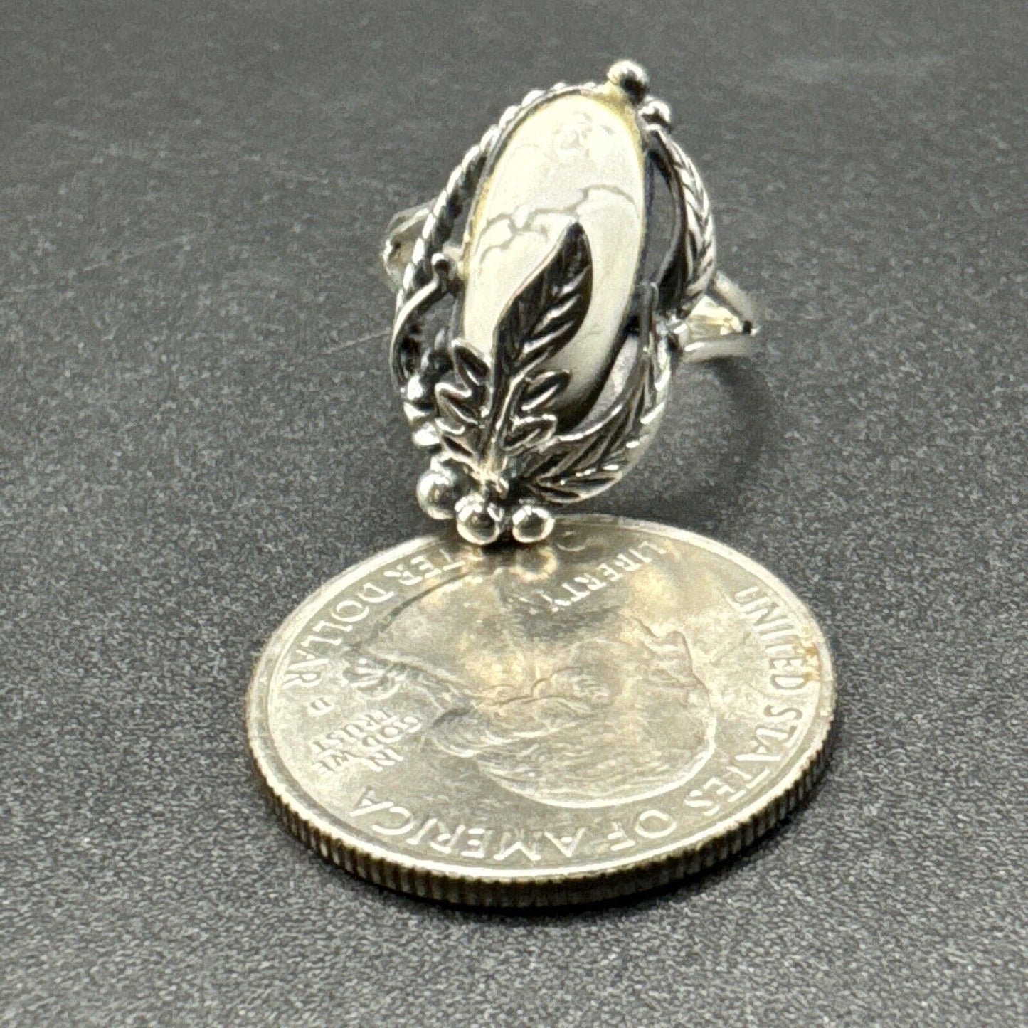 New Condition 7RI24 White Buffalo Sterling Silver Feathers Ring 925 Size 6.5