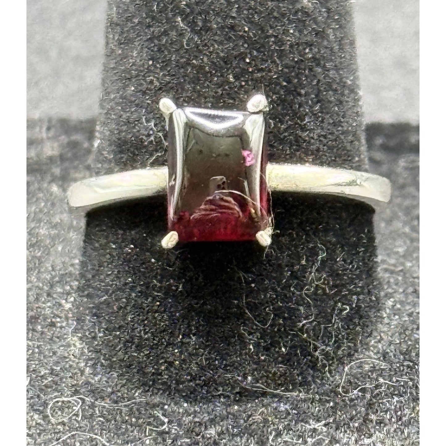 Excellent Used Condition Sterling Silver Rectangular Can Garnet Ring Size 9 P19