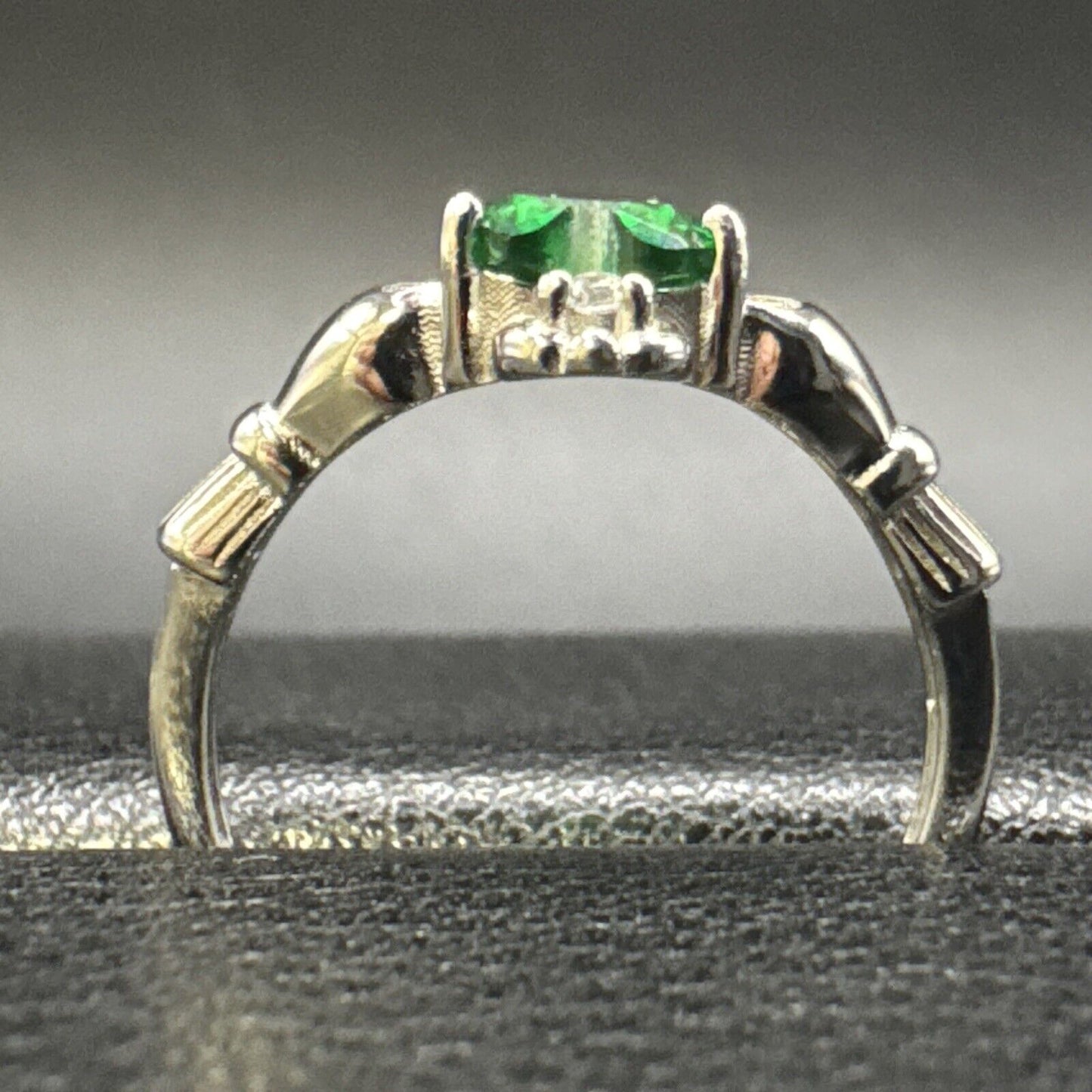 New Condition Sterling Silver Green CZ Claddagh Ring 925 Size 7