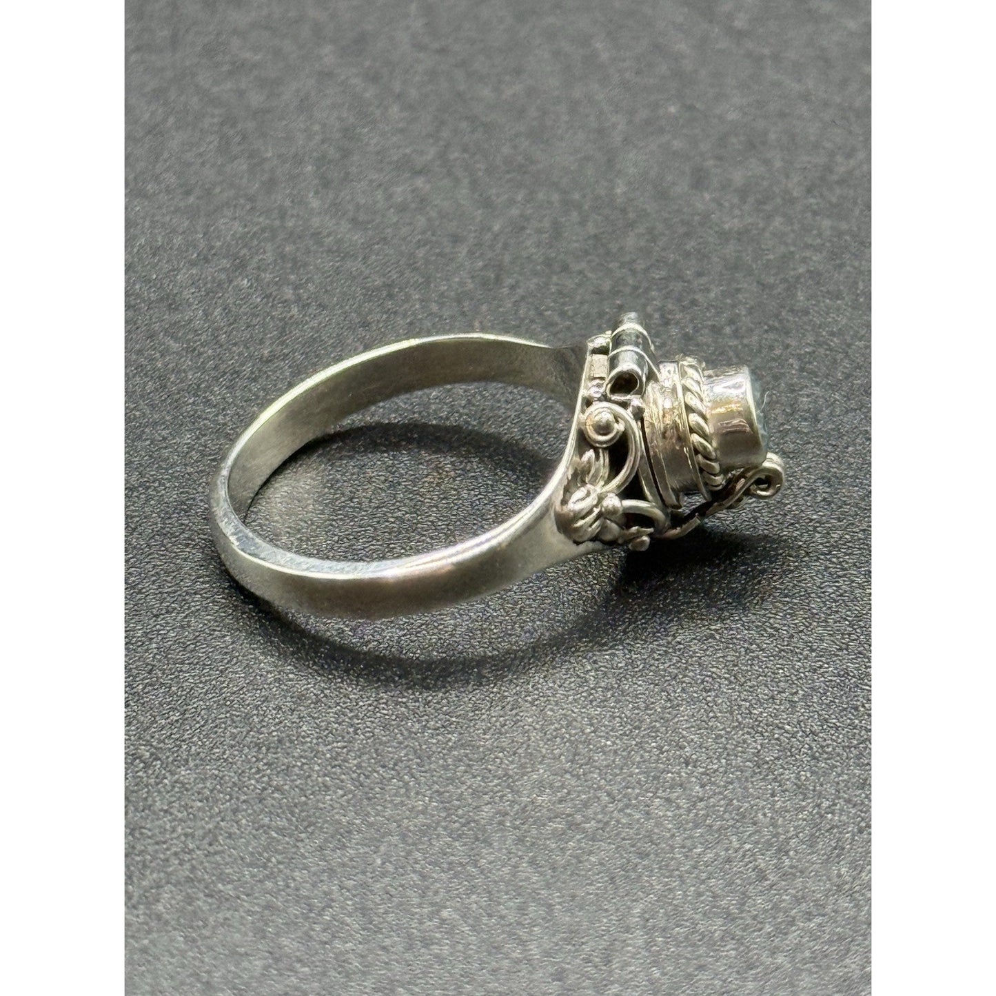New Condition Sterling Silver Genuine Topaz Poison Ring Size 7.00