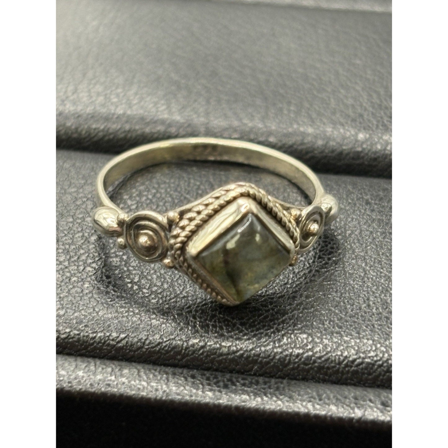 EUC Sterling Silver Genuine labradorite Dainty Ring Size 8 W23