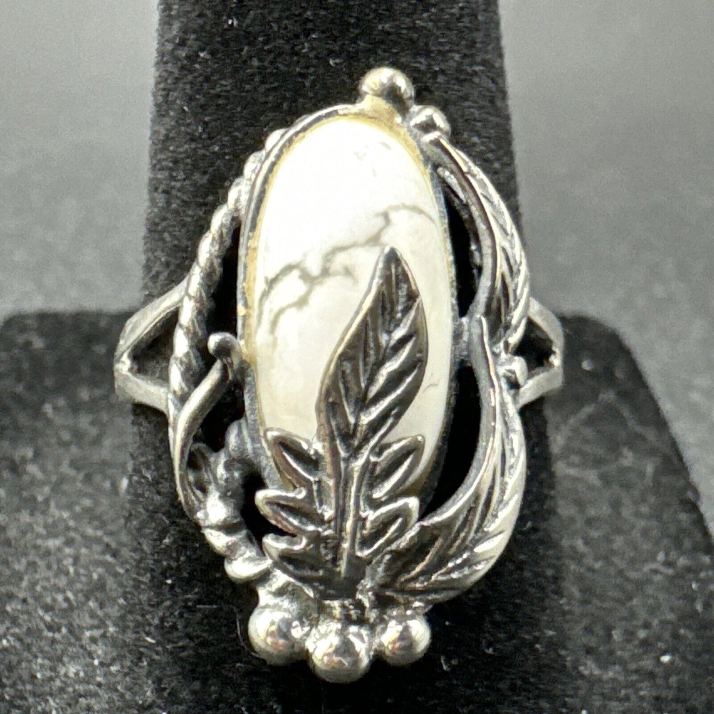 New Condition 7RI24 White Buffalo Sterling Silver Feathers Ring 925 Size 6.5