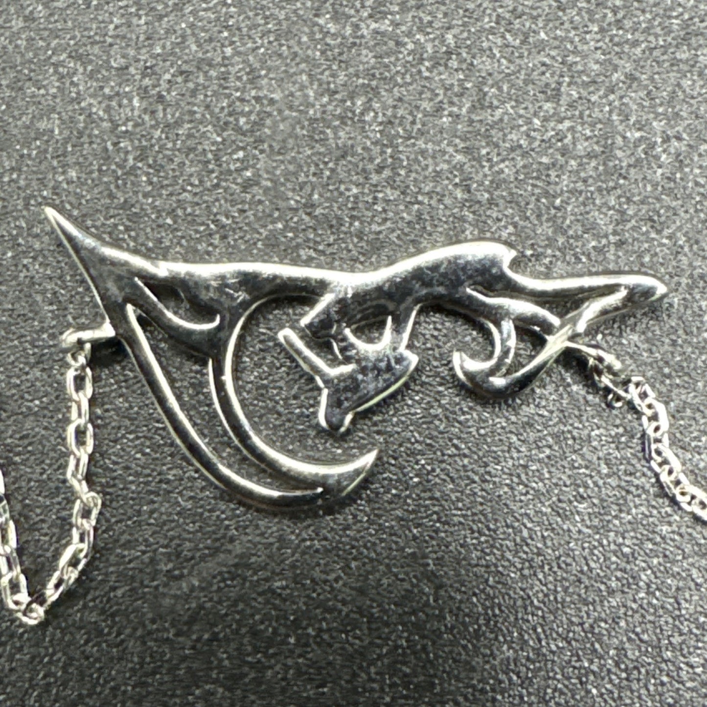 New Condition 18” Surfing Wave Pendant Necklace 925