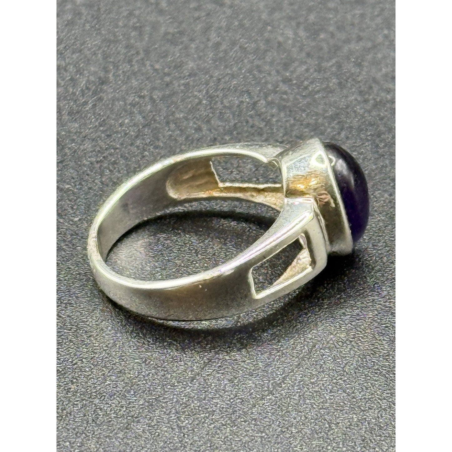 Excellent Used Condition Genuine Amethyst Ring Size 7.00 P19