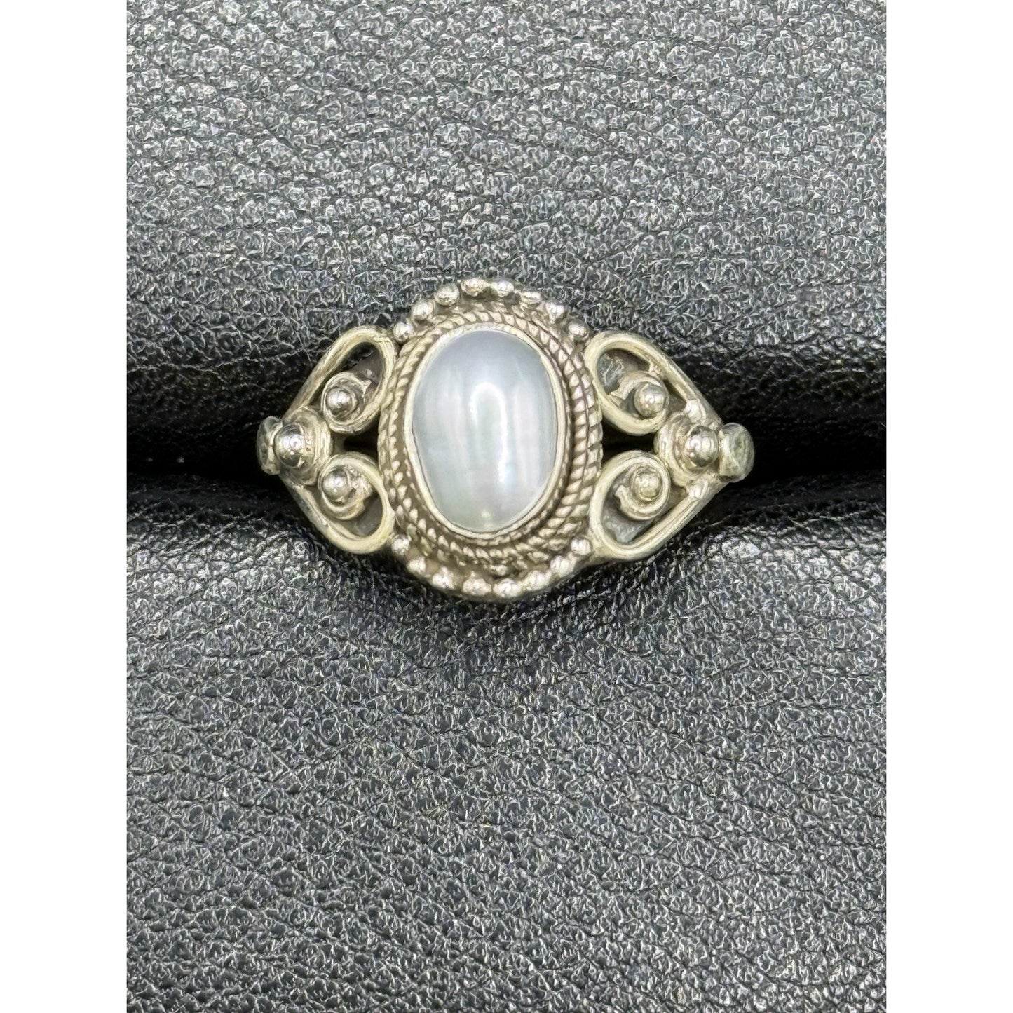 EUC Sterling Silver Genuine Pearl Cabachon Bezel Ring Size 6.00 925 Q21