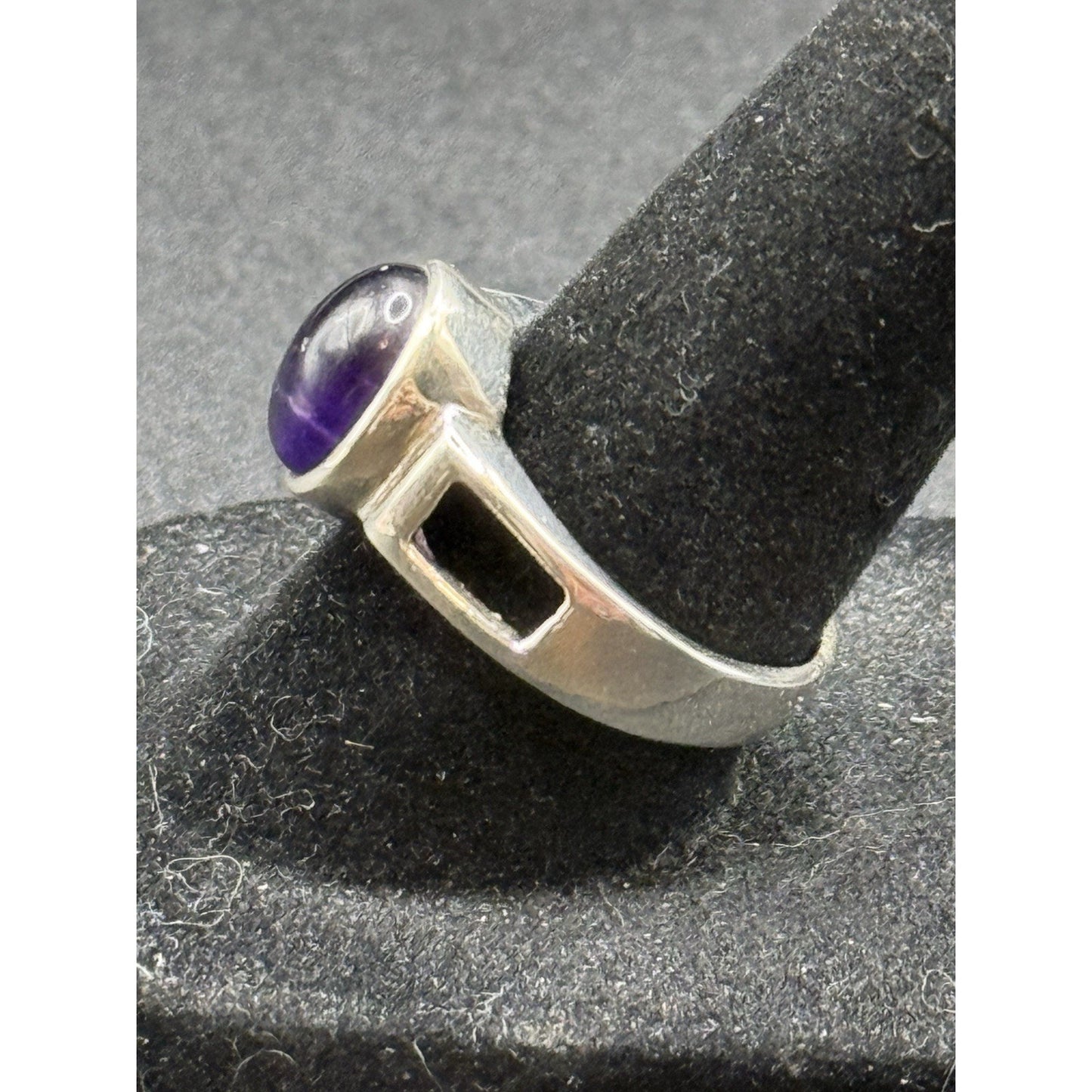 Excellent Used Condition Genuine Amethyst Ring Size 7.00 P19