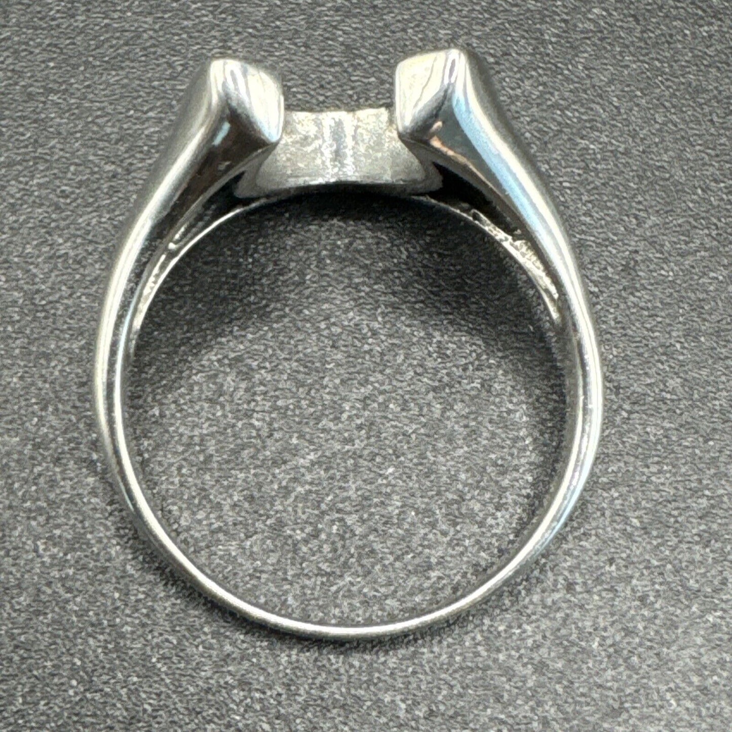 New Condition Sterling Silver White Buffalo Horseshoe Luck Ring 925 Size 8.50