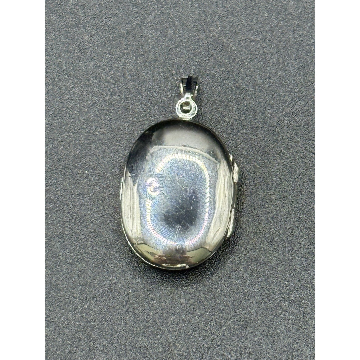 Excellent Used Condition Sterling Silver Oval Locket 20MM 925 R8