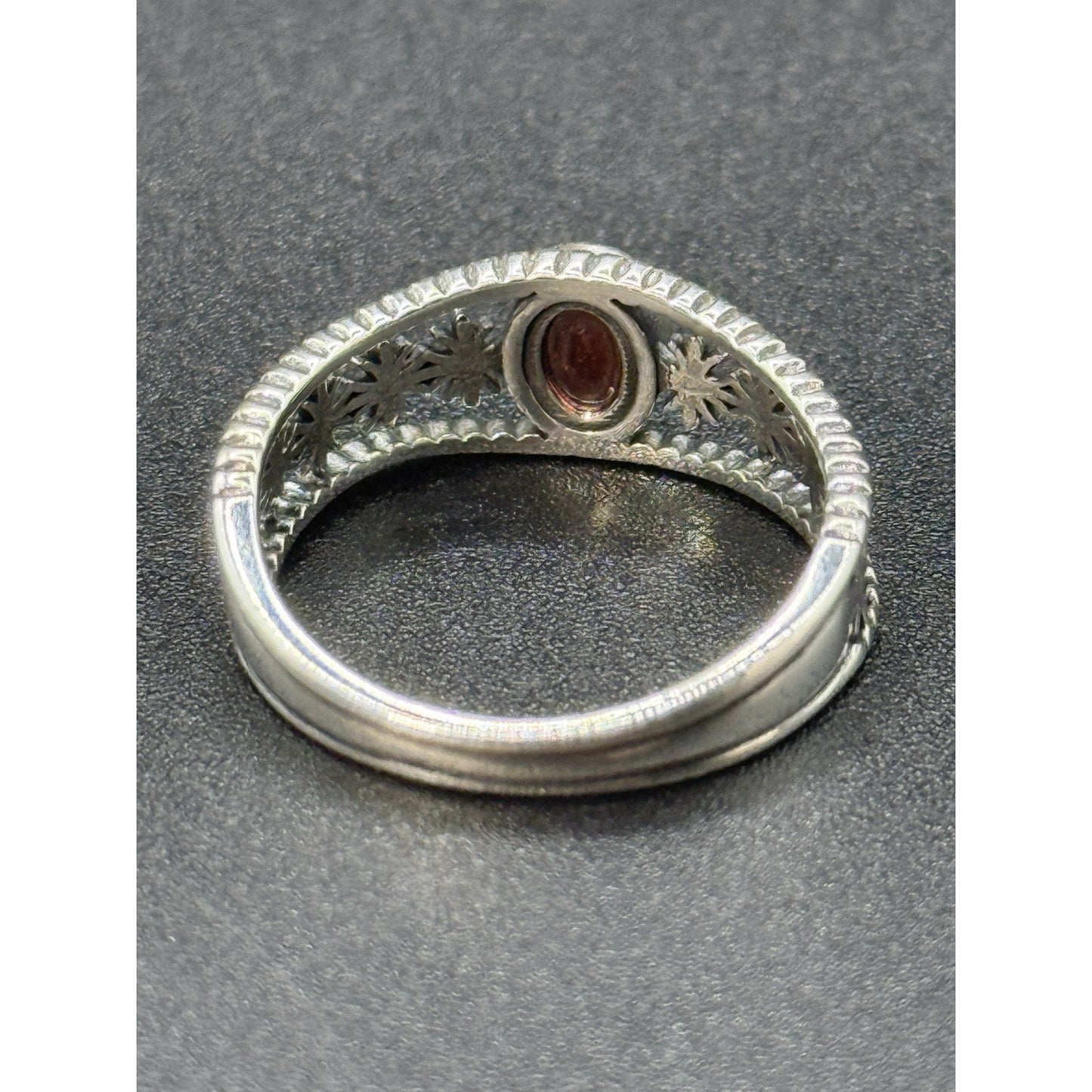 New Condition Sterling Silver Garnet Flowers Ring Size 7.00