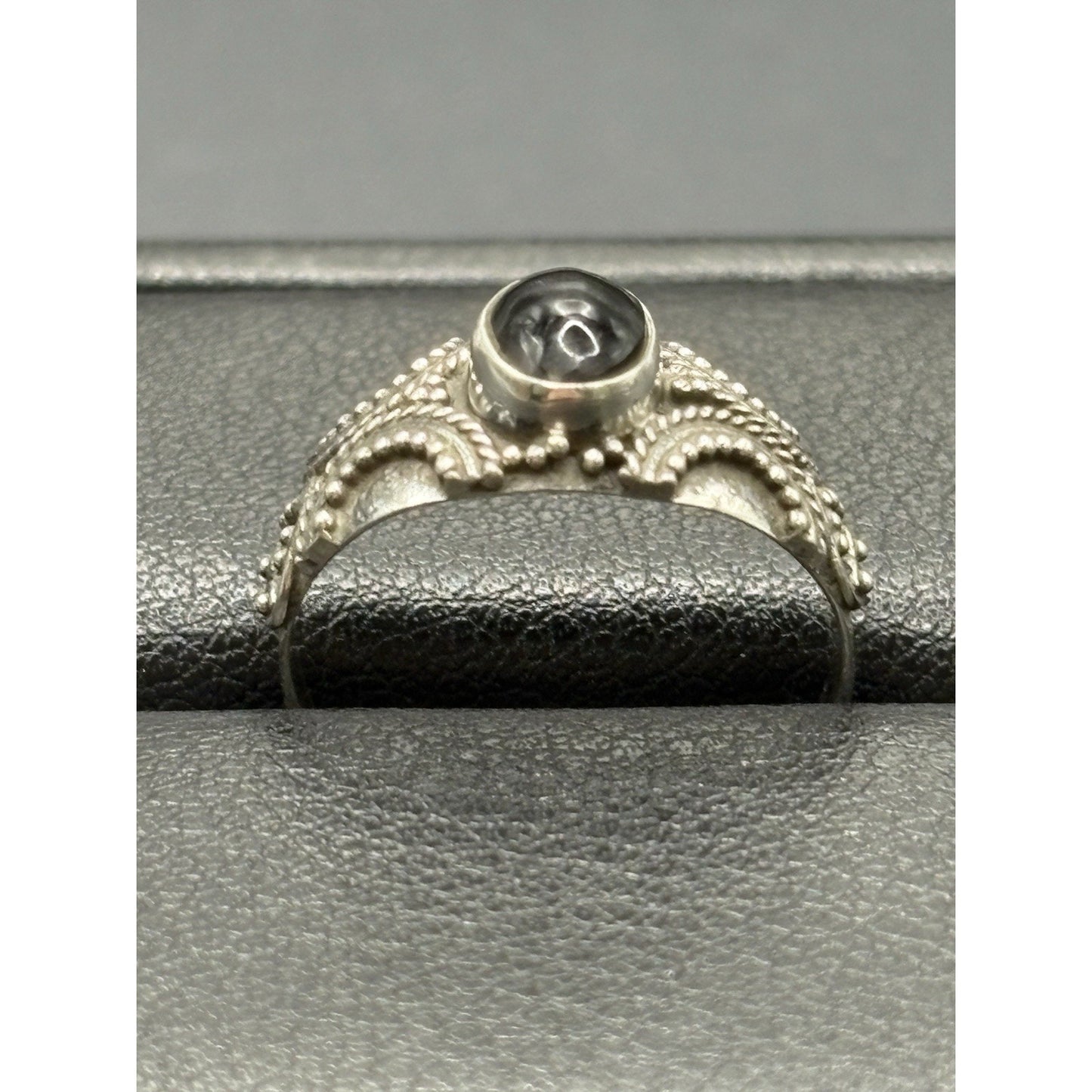 New Condition Sterling Silver Onyx Bali Style Ring Size 7