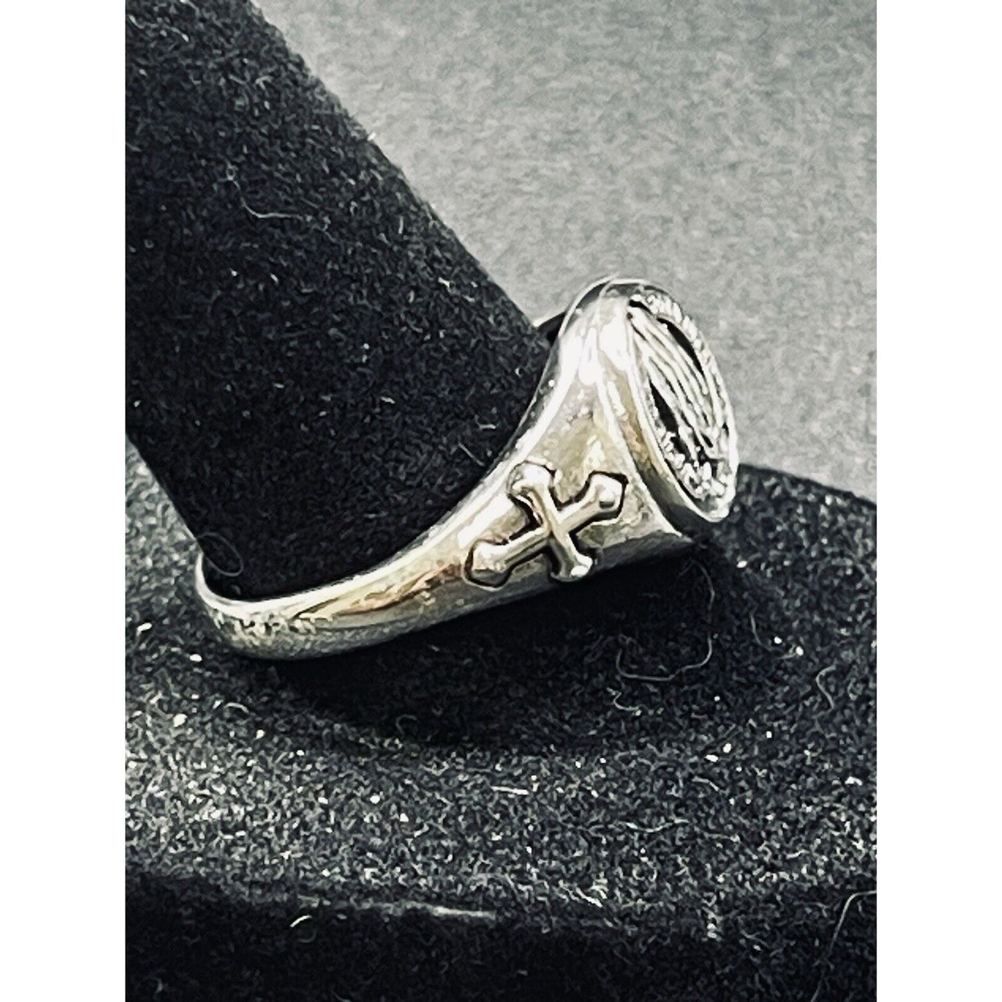 New Condition Sterling Silver Praying Hands Ring Size 10.00 925
