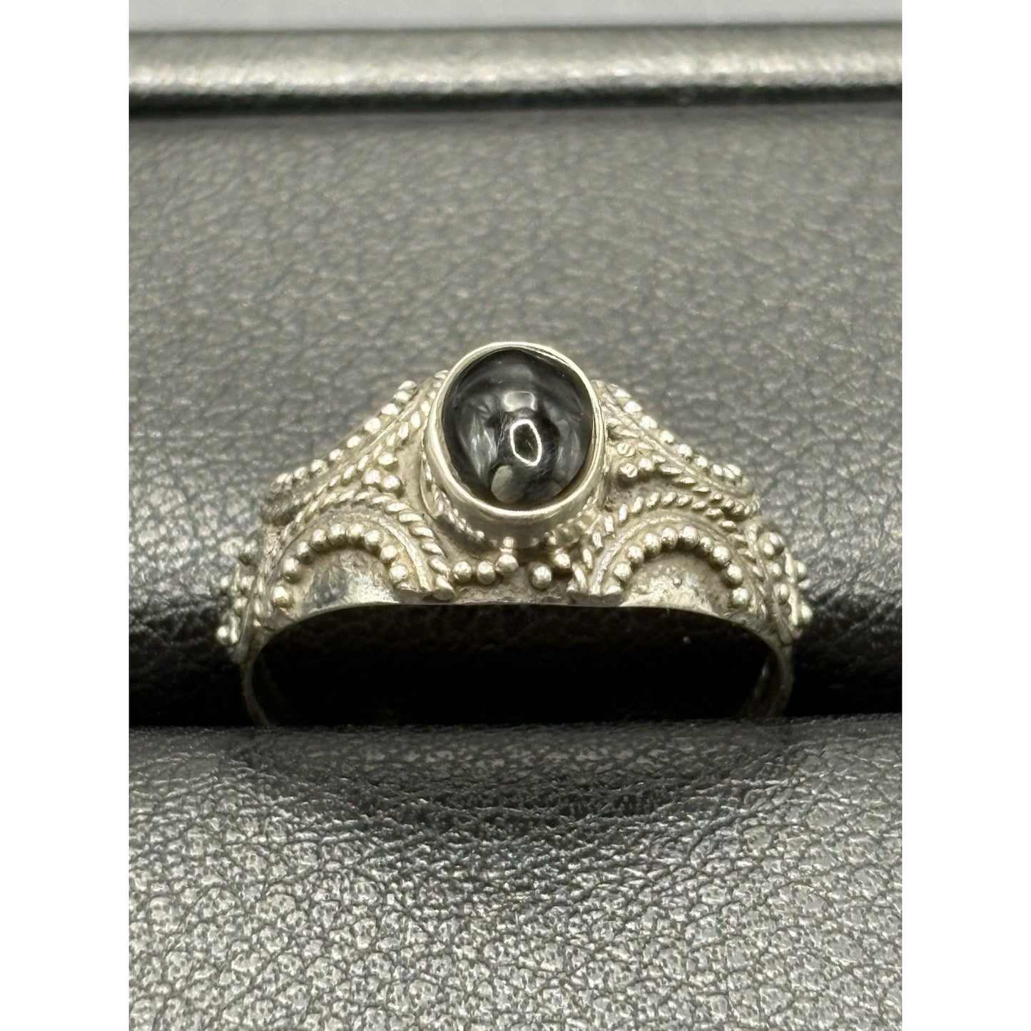 New Condition Sterling Silver Onyx Bali Style Ring Size 7