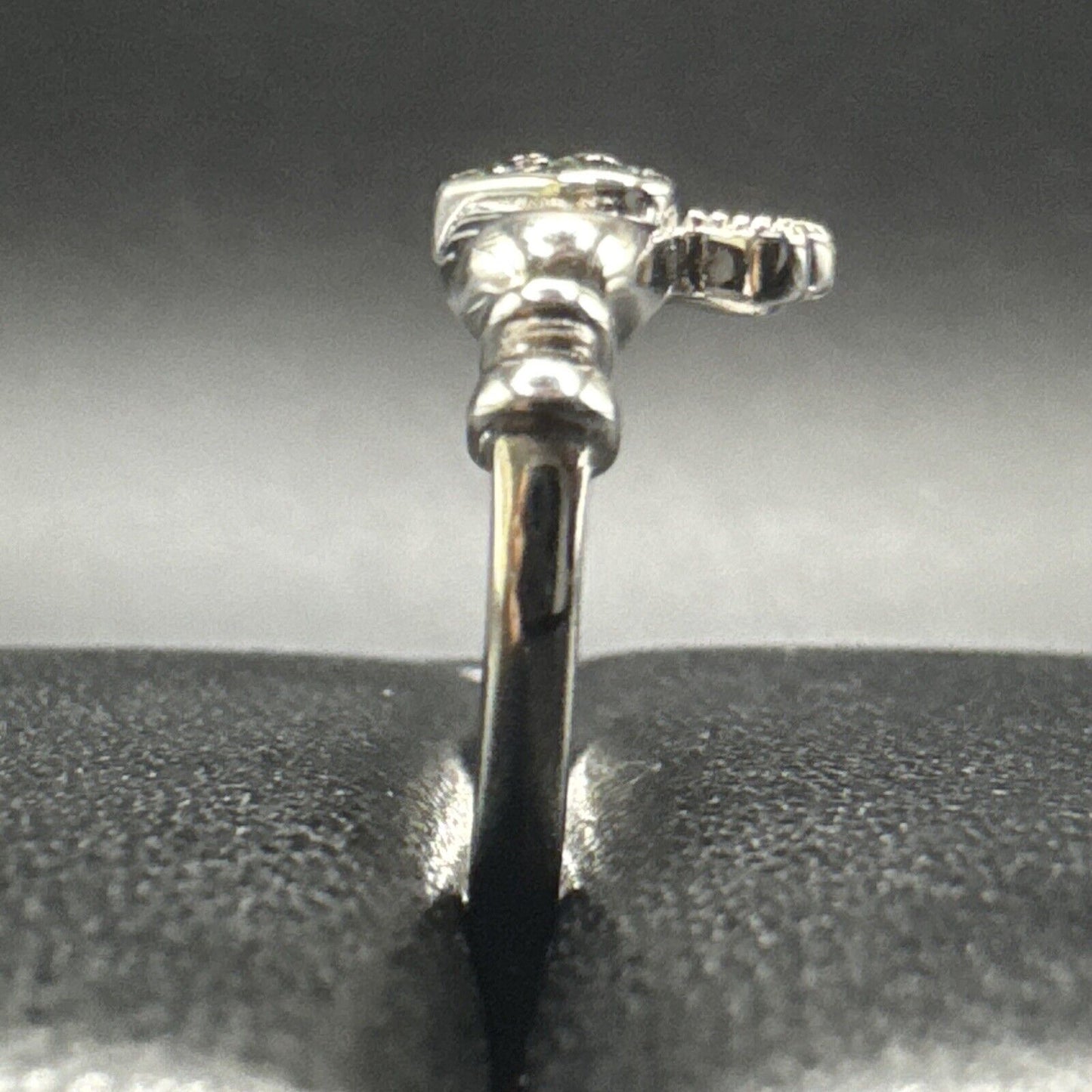 New Condition Sterling Silver Green CZ Claddagh Ring 925 Size 7