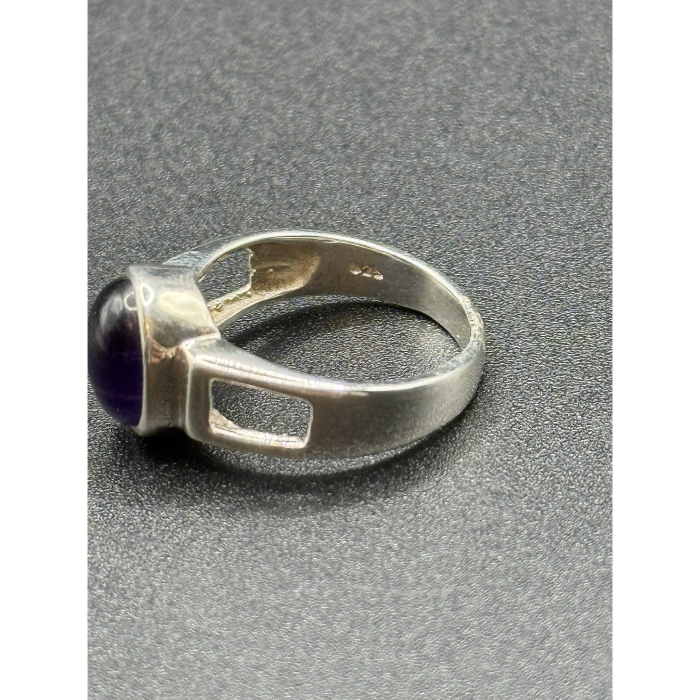 Excellent Used Condition Genuine Amethyst Ring Size 7.00 P19