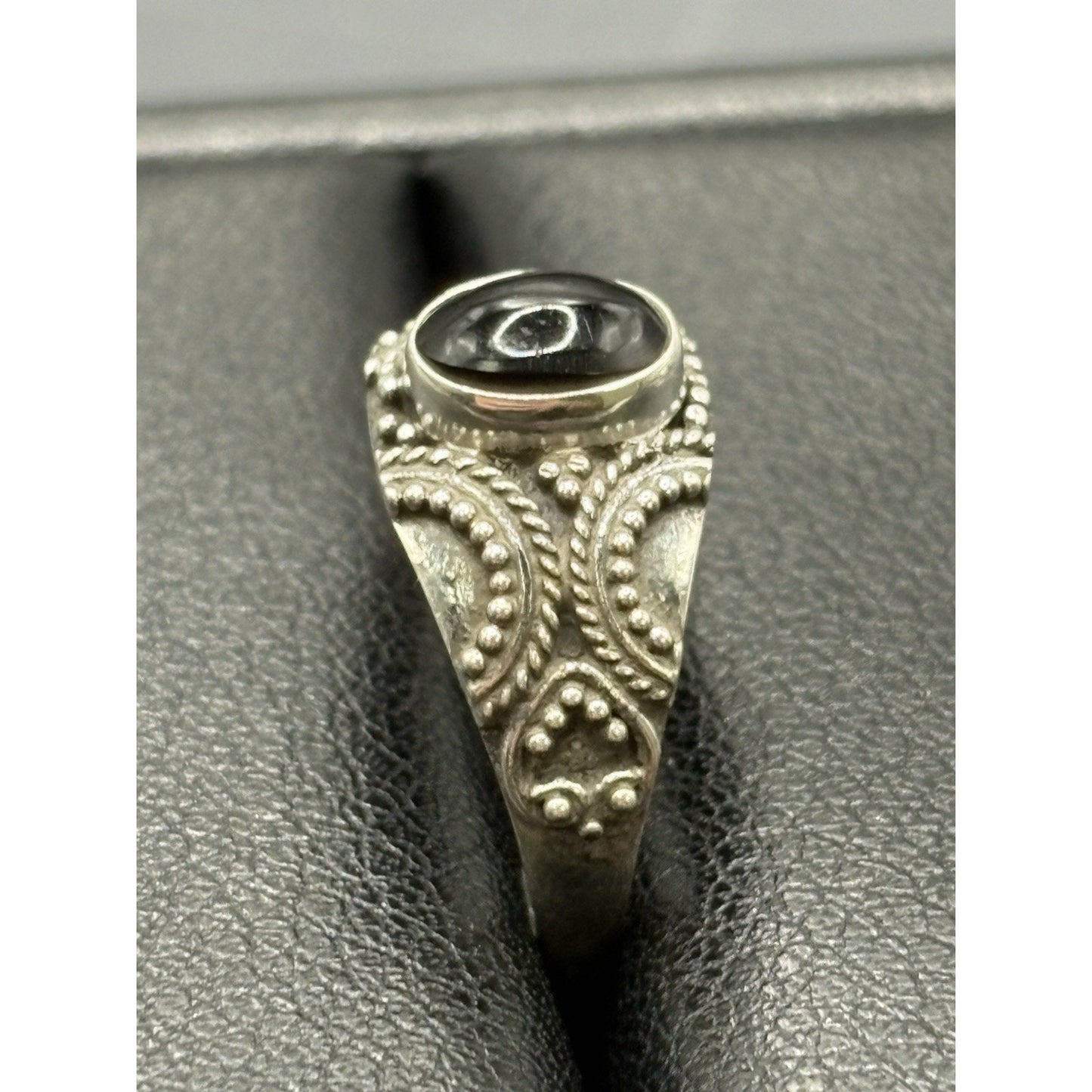 New Condition Sterling Silver Onyx Bali Style Ring Size 7