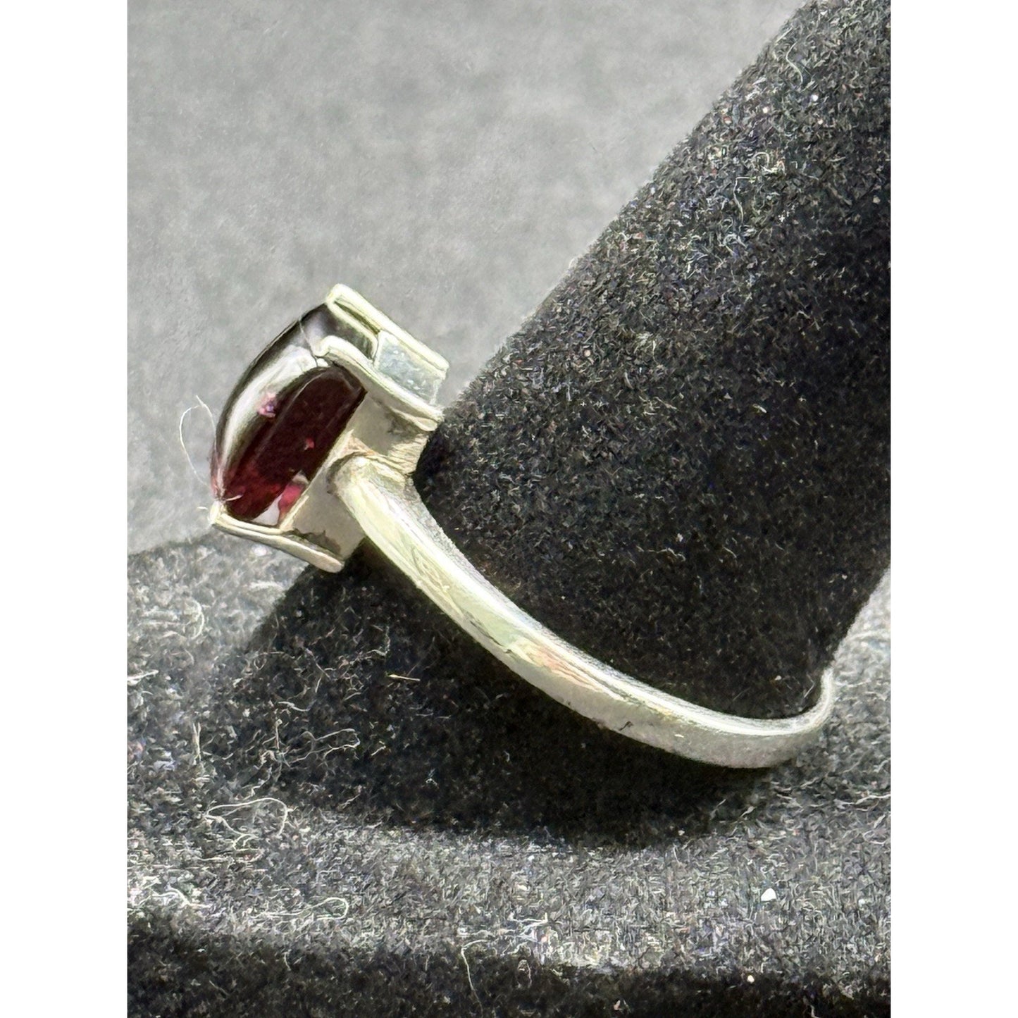 Excellent Used Condition Sterling Silver Rectangular Can Garnet Ring Size 9 P19