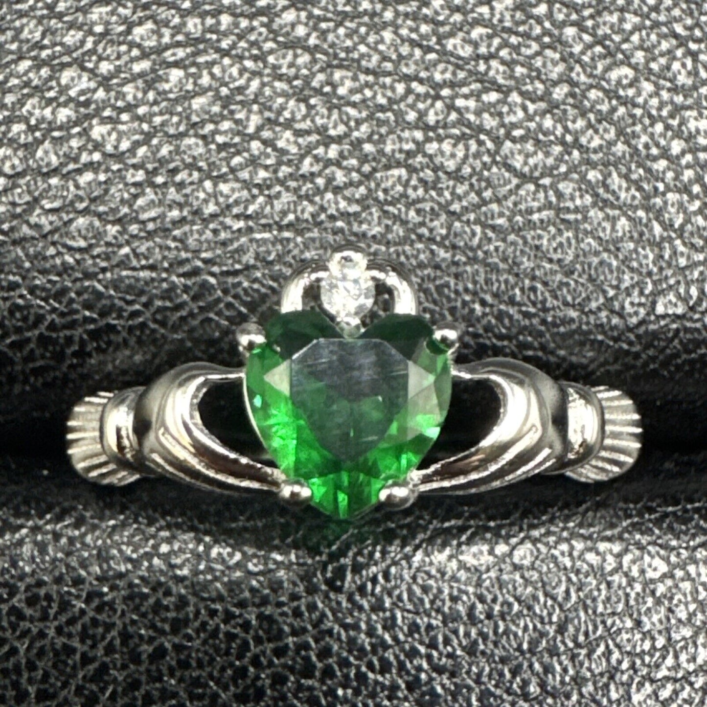 New Condition Sterling Silver Green CZ Claddagh Ring 925 Size 7
