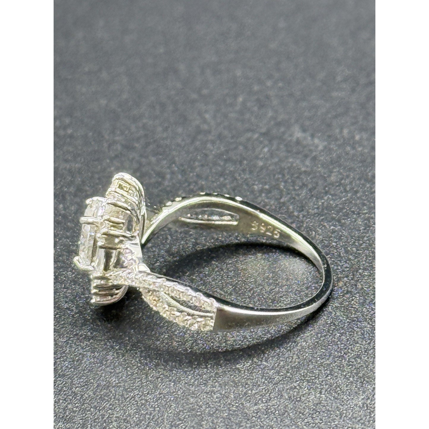 New Condition Sterling Silver Moissanite Oval Center Stone Ring Size 7.00 GRA