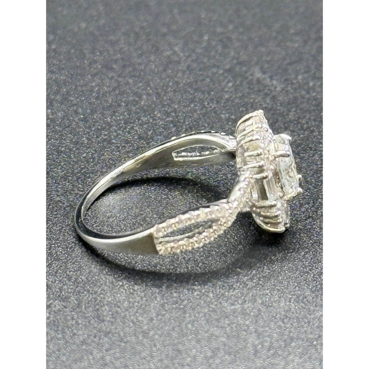 New Condition Sterling Silver Moissanite Oval Center Stone Ring Size 7.00 GRA
