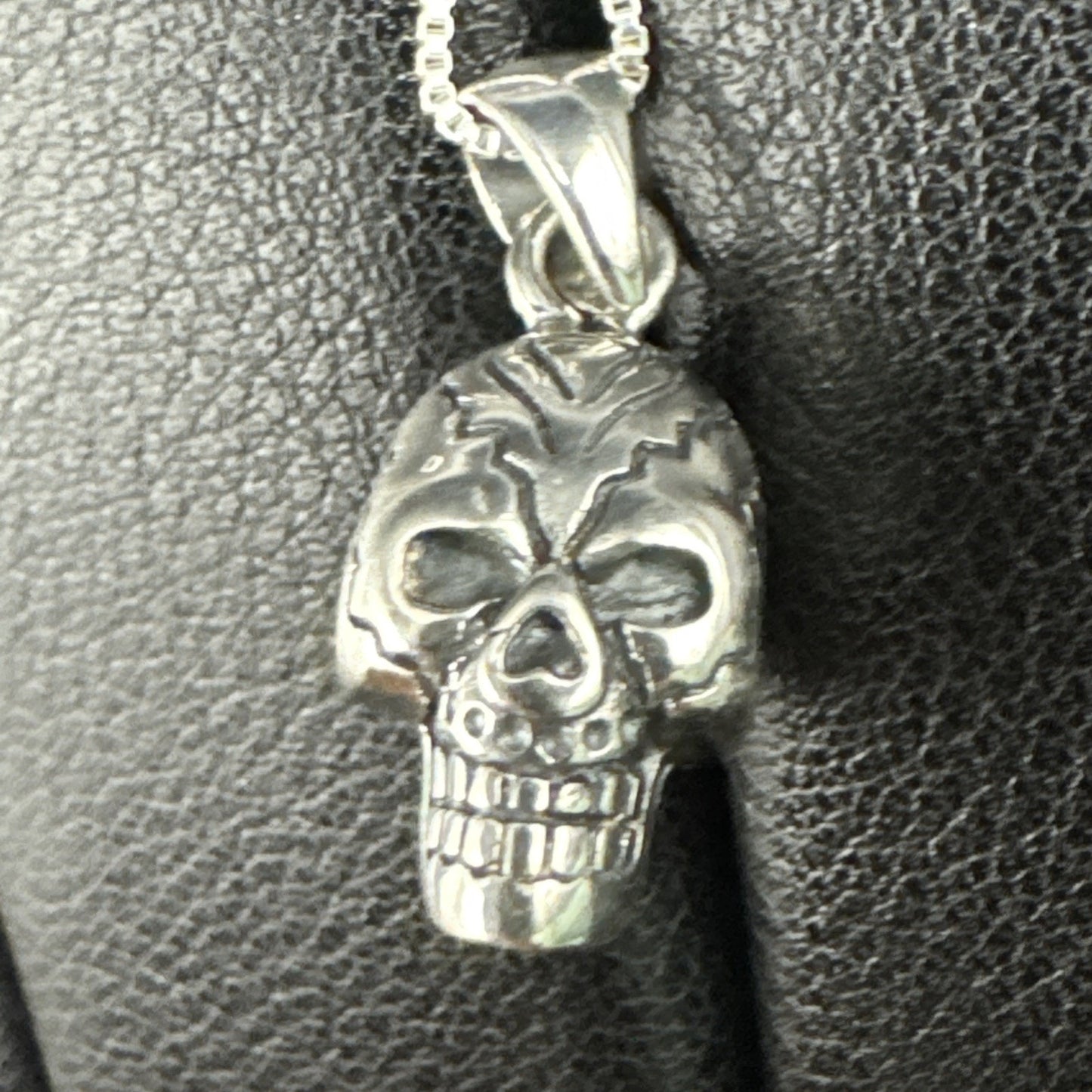 New Condition 20” Sterling Silver Skull Pendant Necklace 925