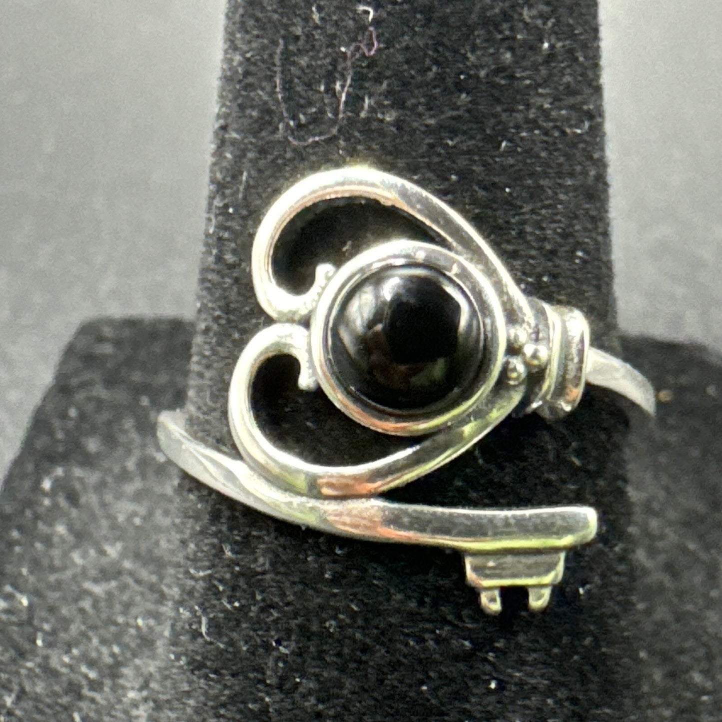 New Condition Sterling Silver Onyx Heart Key Bypass Ring 925 Size 7