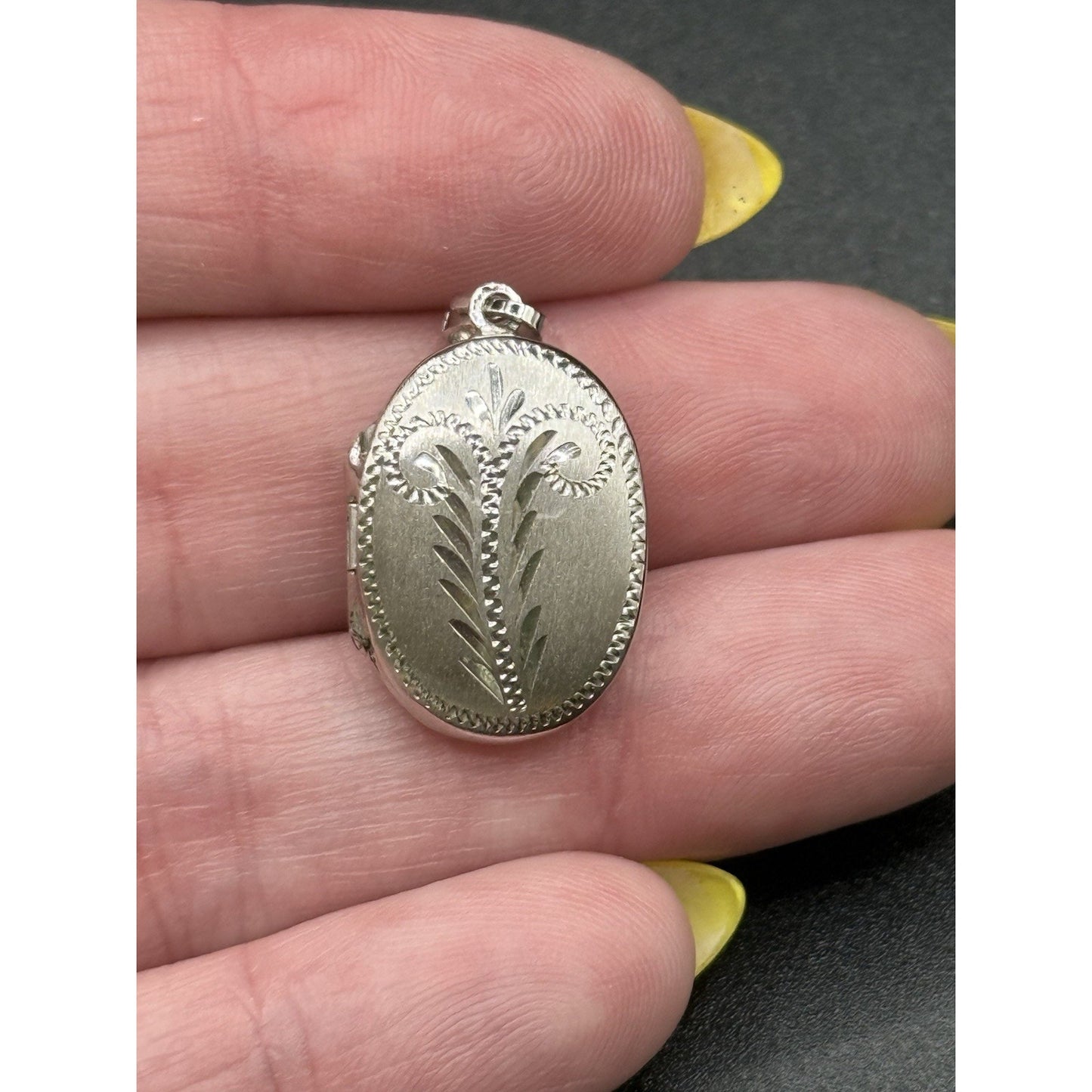 Excellent Used Condition Sterling Silver Oval Locket 20MM 925 R8