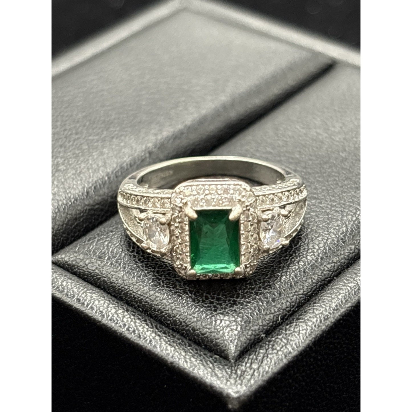 EUC Sterling Silver Green Cubic Zirconia Ring Size 6.00 3 Grams X15