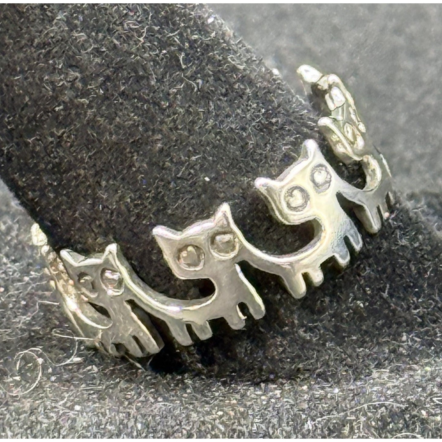 New Condition Sterling Silver Cats Band Ring Size 9.50