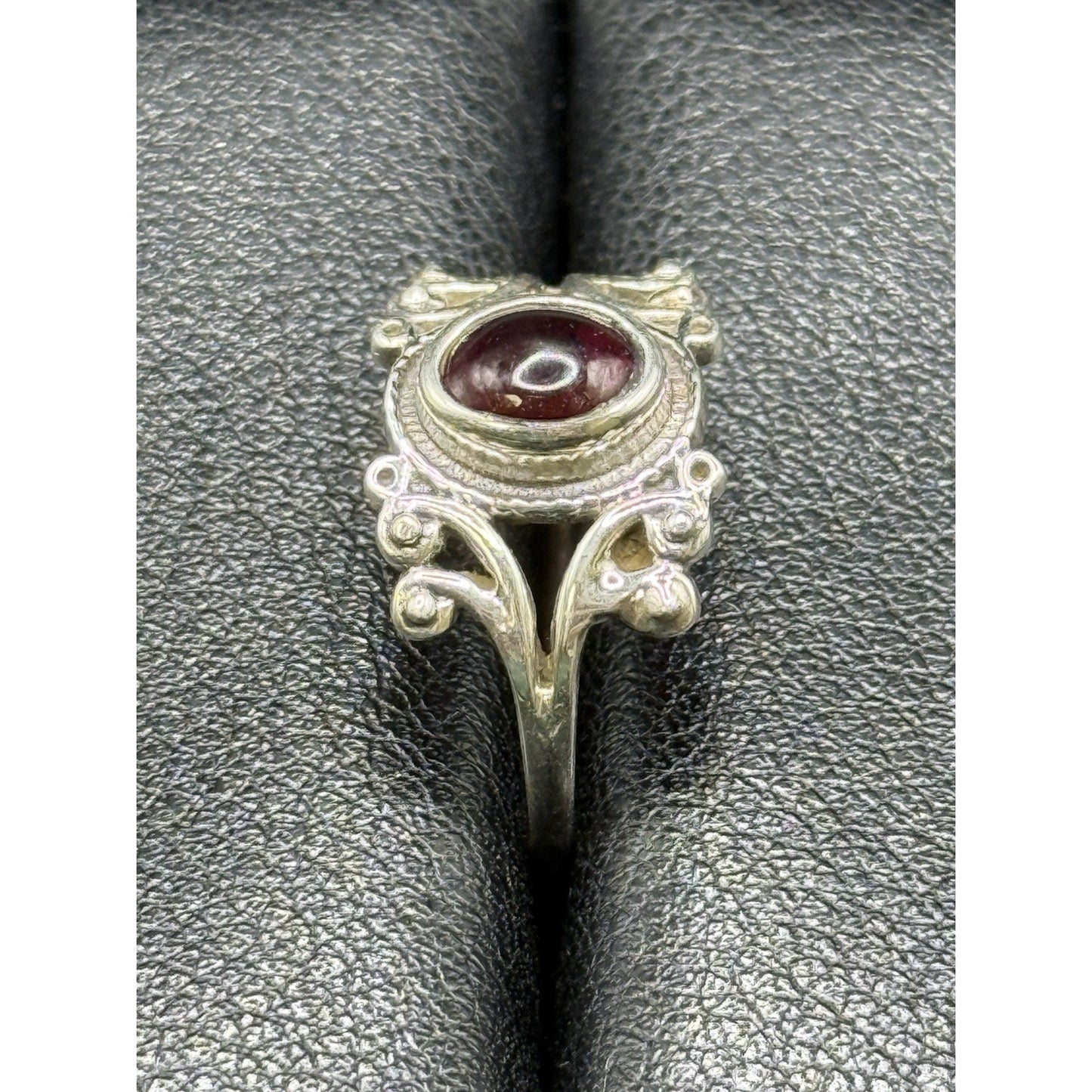EUC Sterling Silver Genuine Garnet Bezel Ring Size 8.00 925 Q21