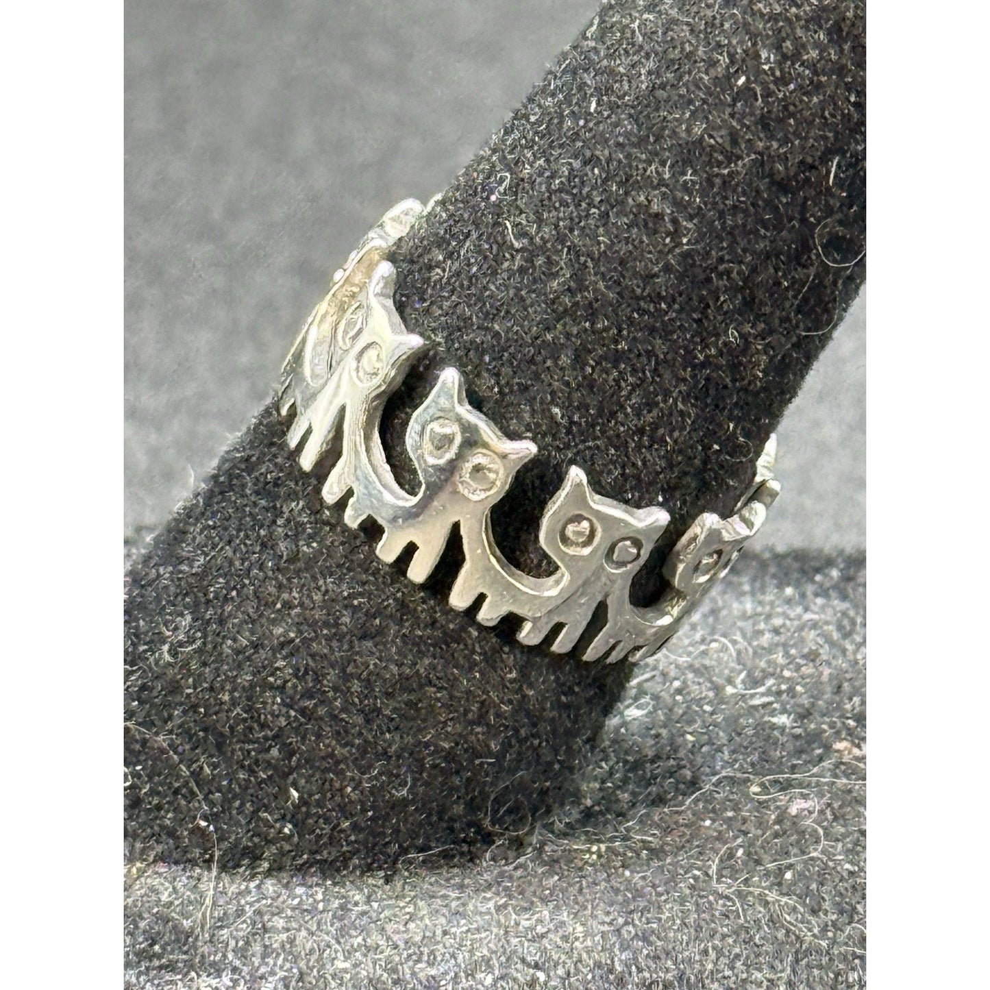 New Condition Sterling Silver Cats Band Ring Size 5.50 925
