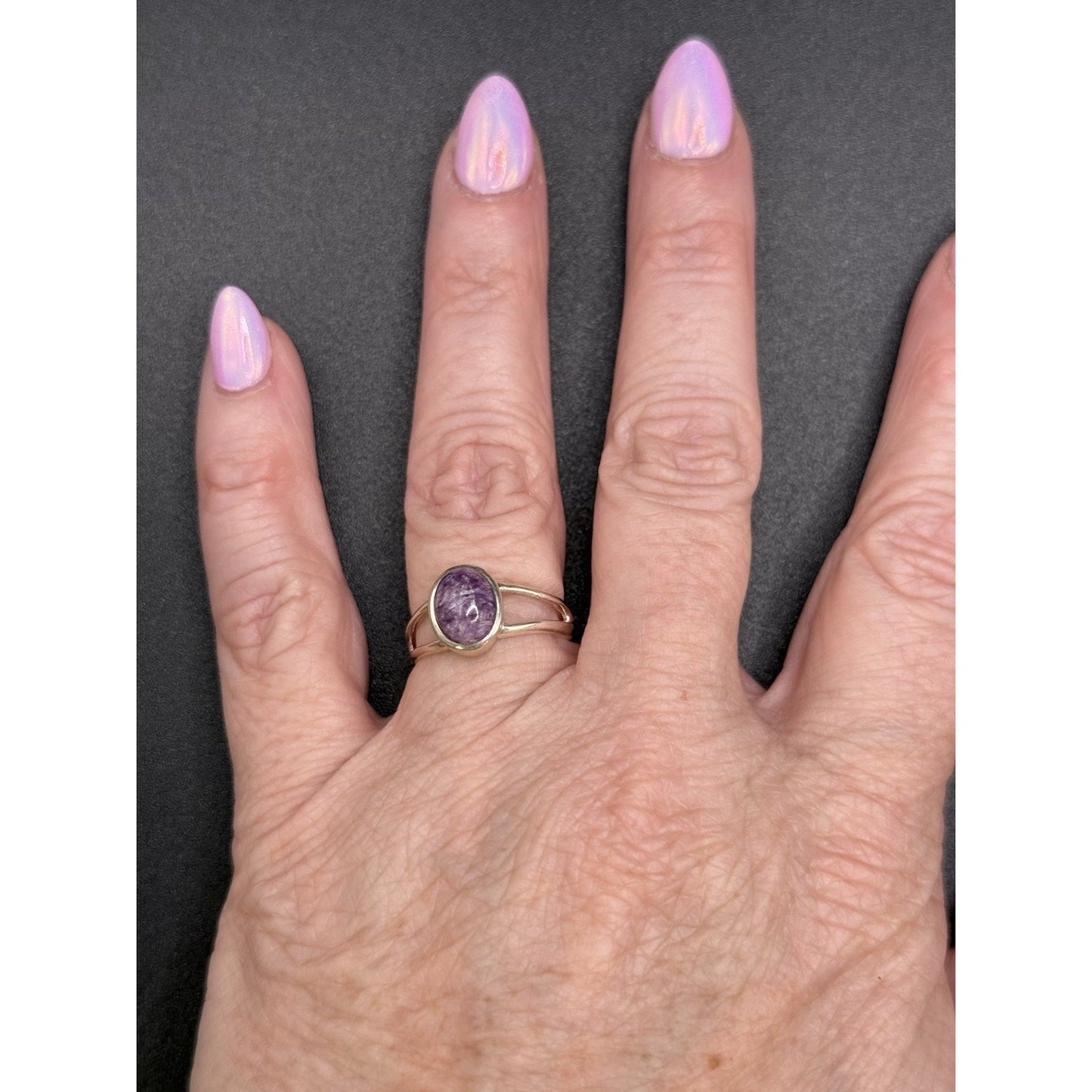 EUC Genuine Amethyst Cabachon Ring Size 7.00 Q21