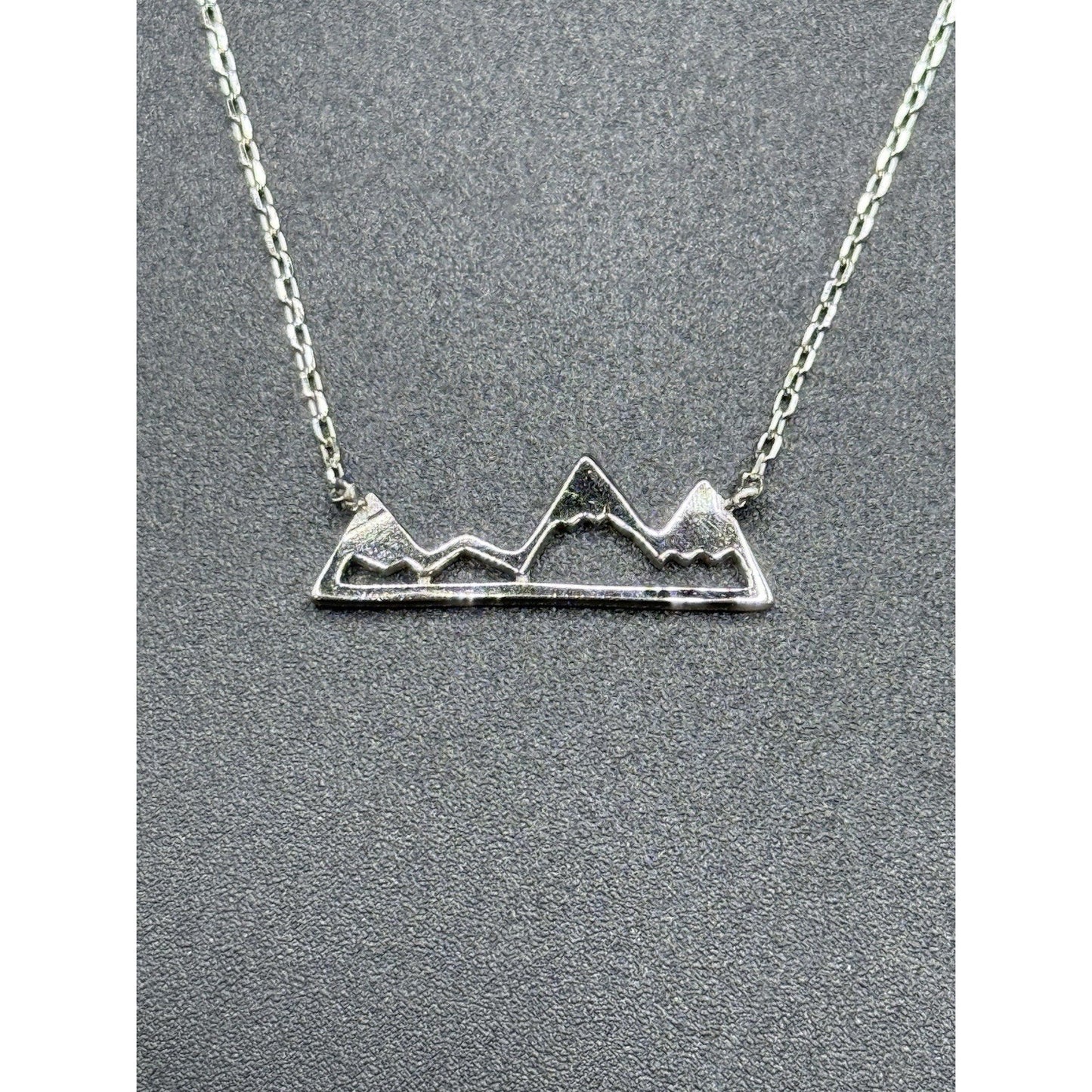 New Condition 18” Sterling Silver Mountain Pendant Necklace 925