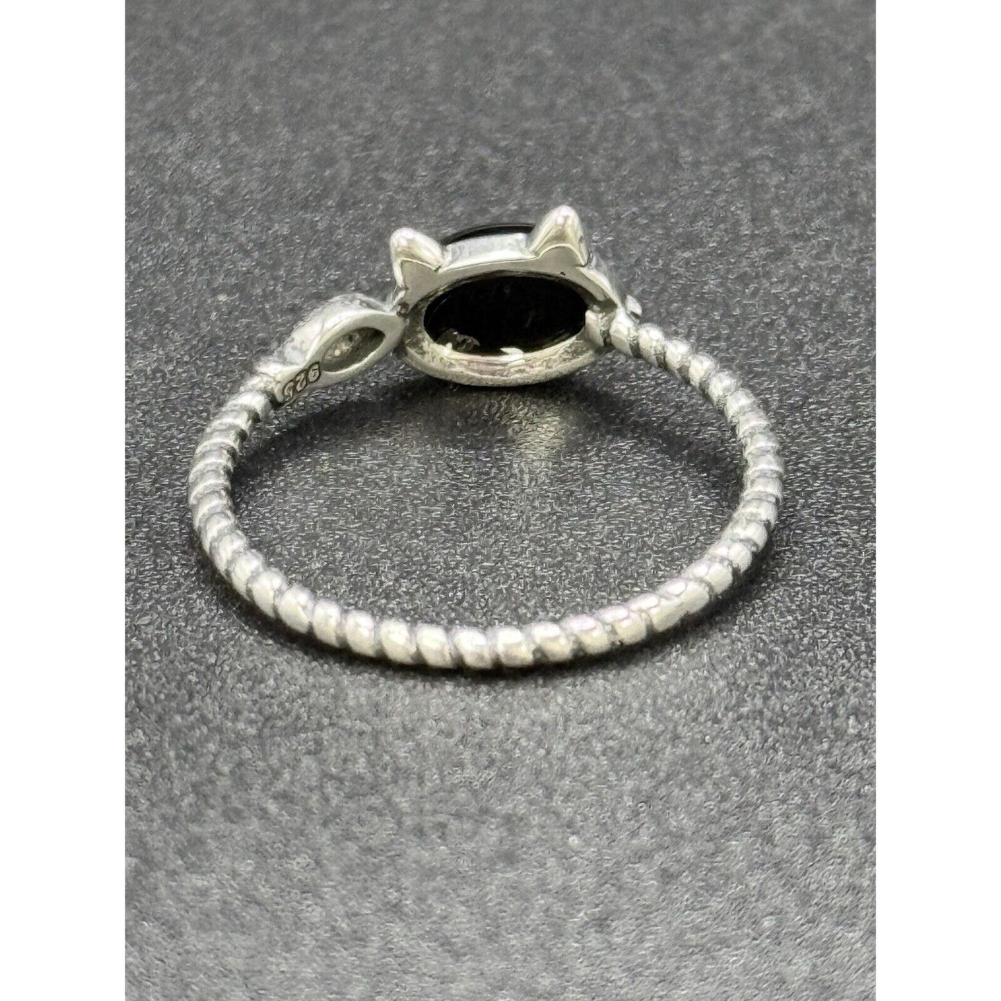 New Condition Sterling Silver Dainty Cat Fish Onyx Ring Size 7.00