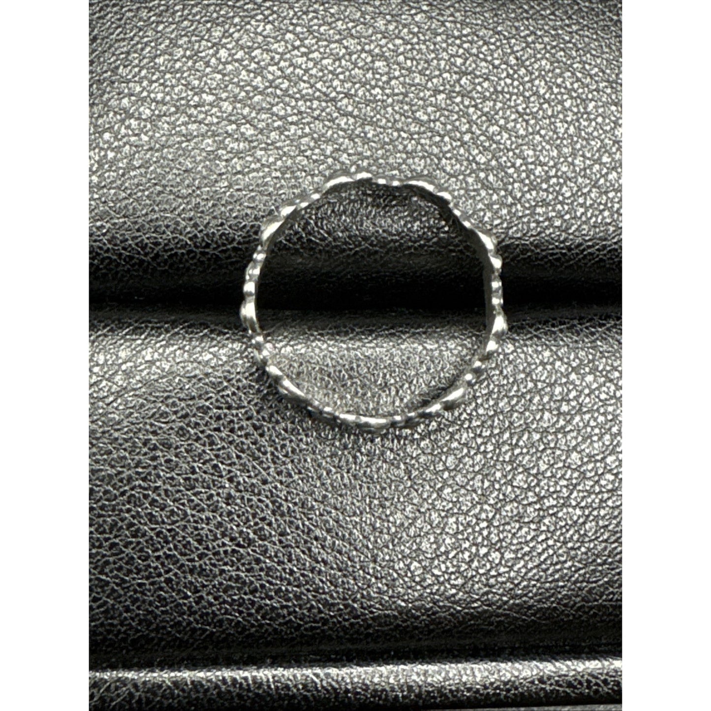 New Condition Sterling Silver Paw Prints Band Ring 925 Size 7