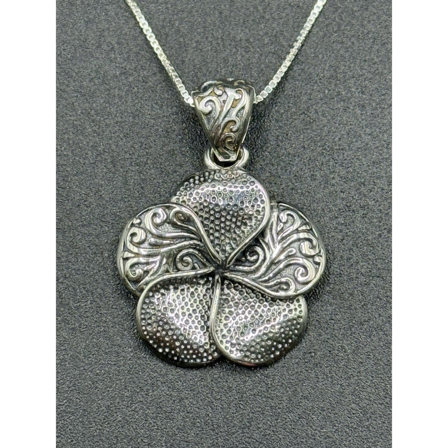 New Condition 18” Sterling Silver Plumeria Pendant Necklace 925