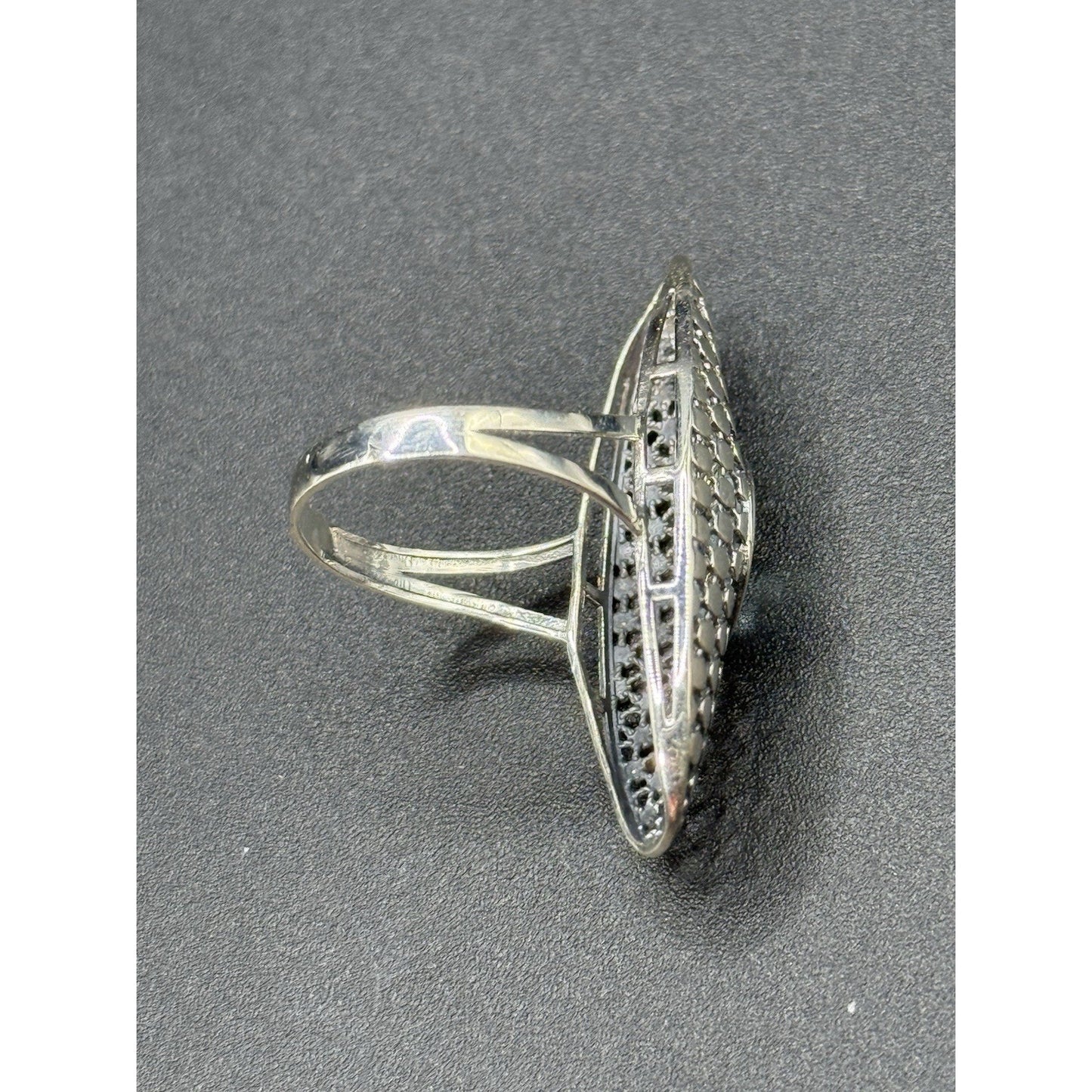 EUC Oblong Sterling Silver Genuine Topaz Ring Size 7.00 Q24