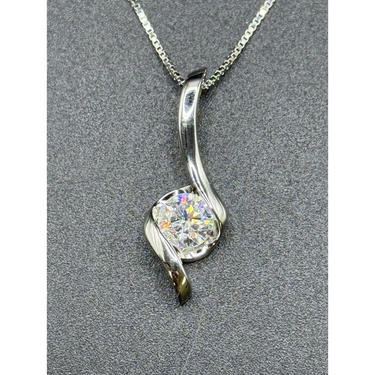 New Condition 18” Sterling Silver Moissanite Modernist Pendant Necklace GRA