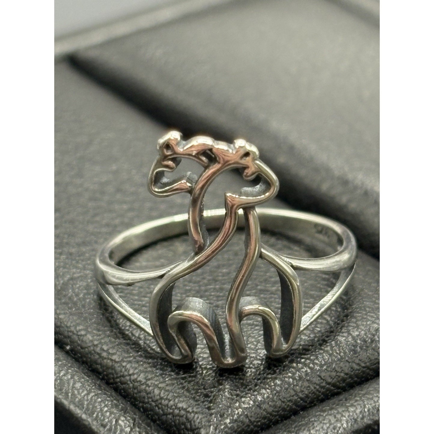 New Condition Sterling Silver Hugging Giraffes Ring Size 7