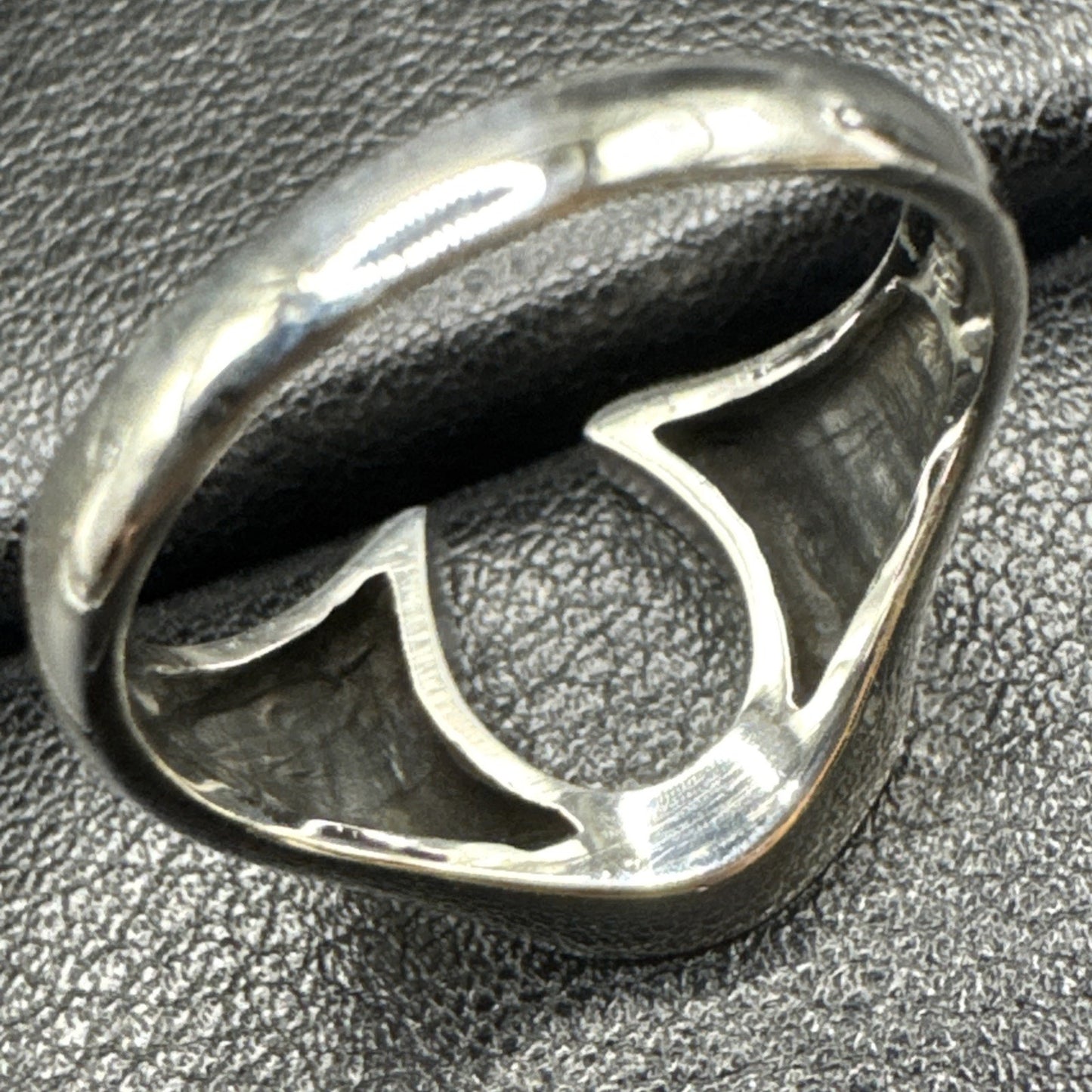 New Condition Sterling Silver Onyx Horseshoe Luck Ring 925 Size 9
