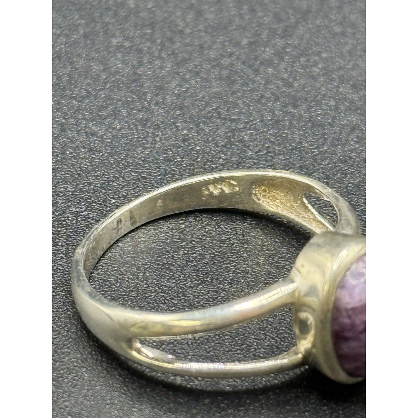 EUC Genuine Amethyst Cabachon Ring Size 7.00 Q21