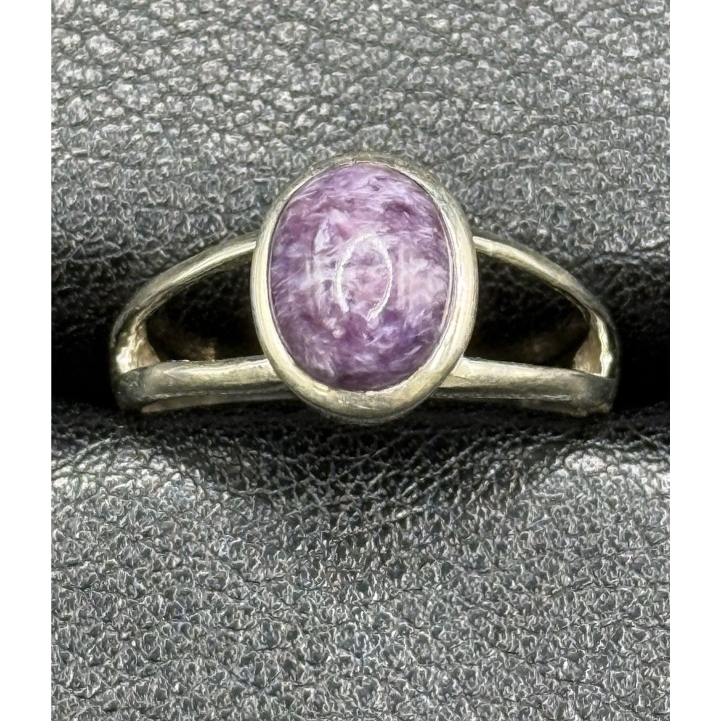 EUC Genuine Amethyst Cabachon Ring Size 7.00 Q21