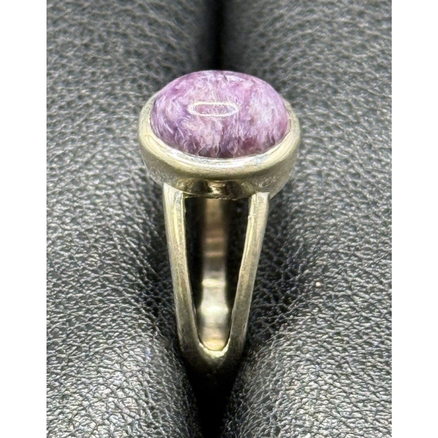EUC Genuine Amethyst Cabachon Ring Size 7.00 Q21