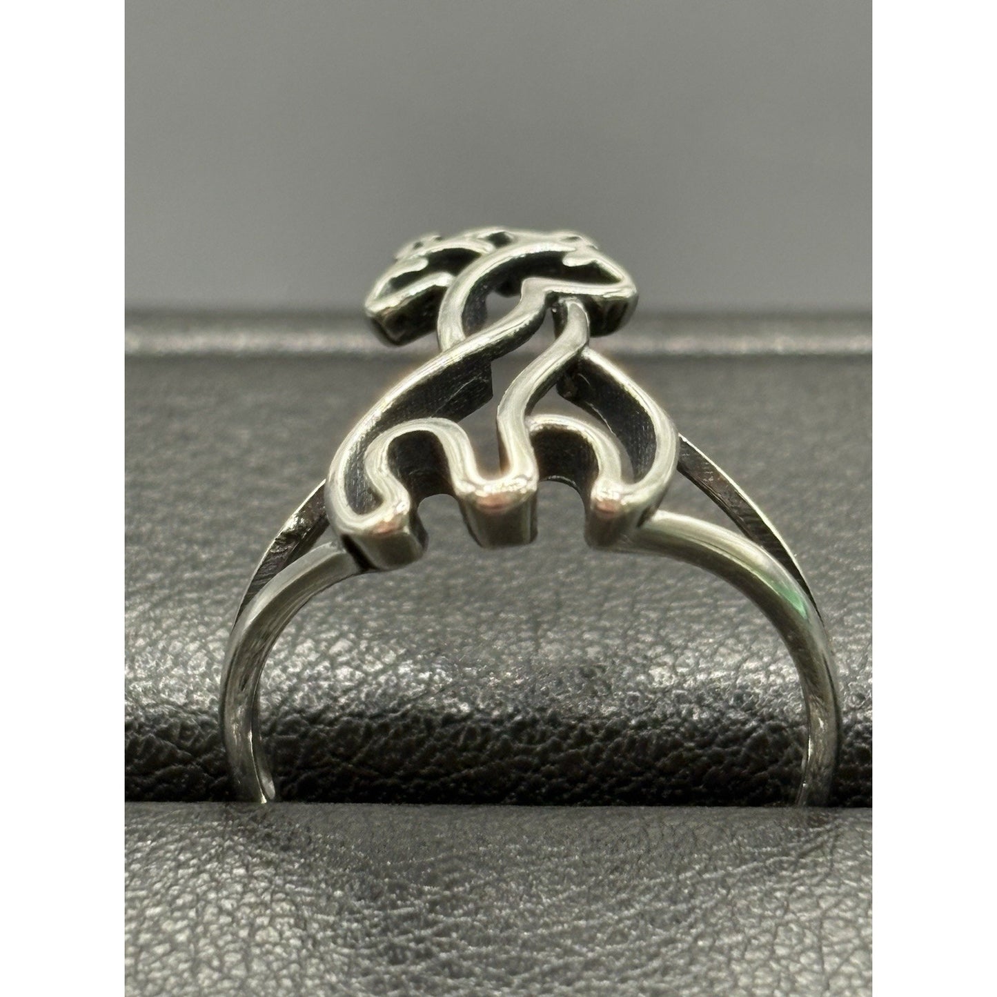 New Condition Sterling Silver Hugging Giraffes Ring Size 7