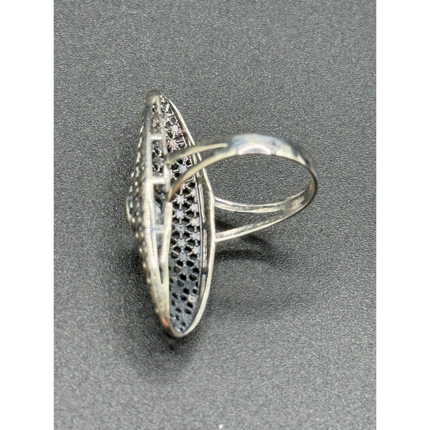 EUC Oblong Sterling Silver Genuine Topaz Ring Size 7.00 Q24