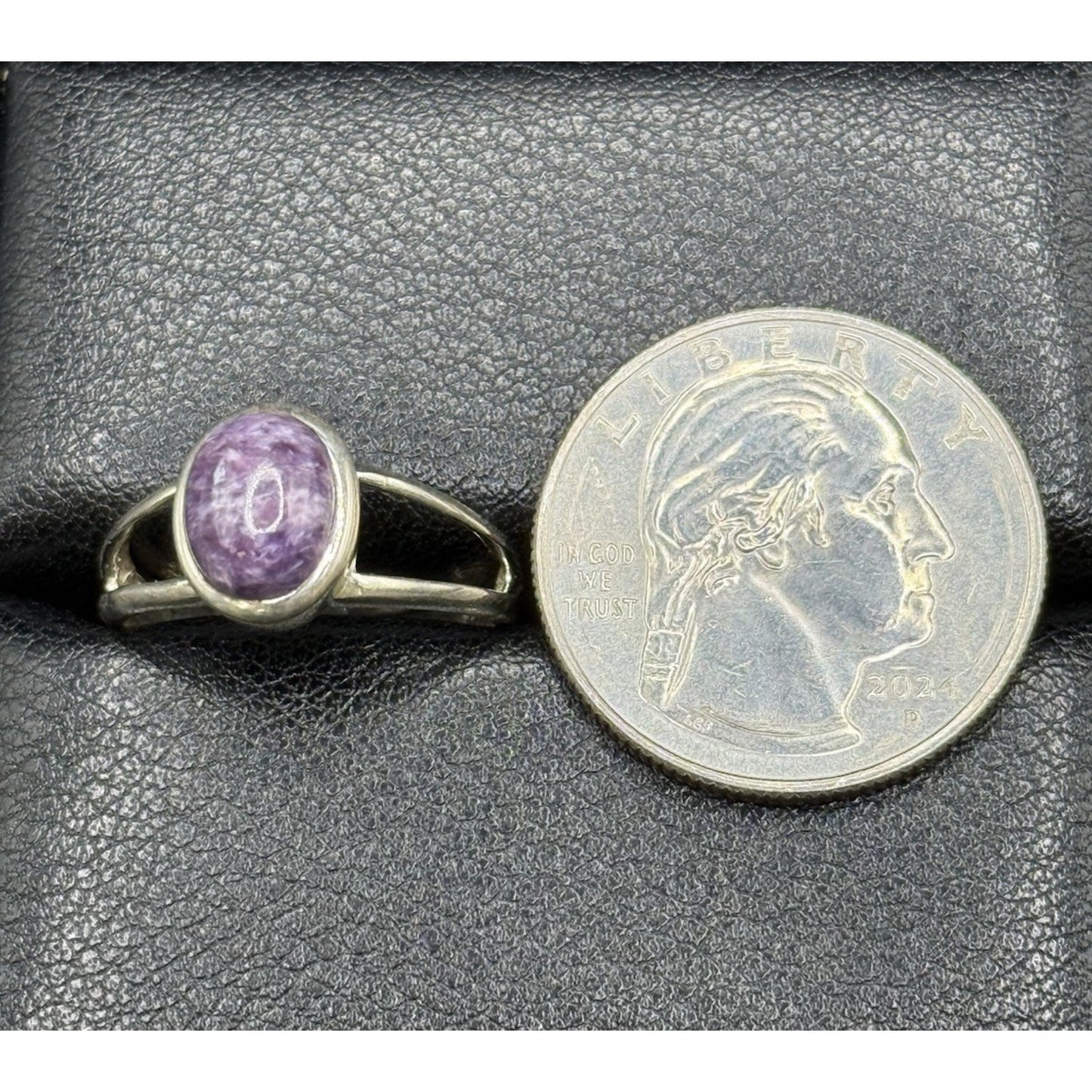 EUC Genuine Amethyst Cabachon Ring Size 7.00 Q21