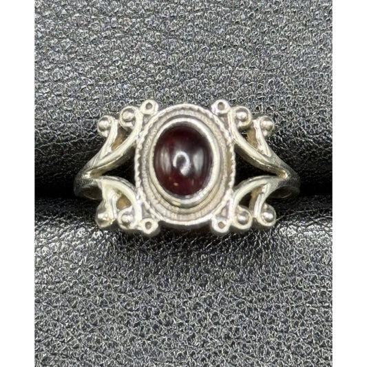 EUC Sterling Silver Genuine Garnet Bezel Ring Size 8.00 925 Q21