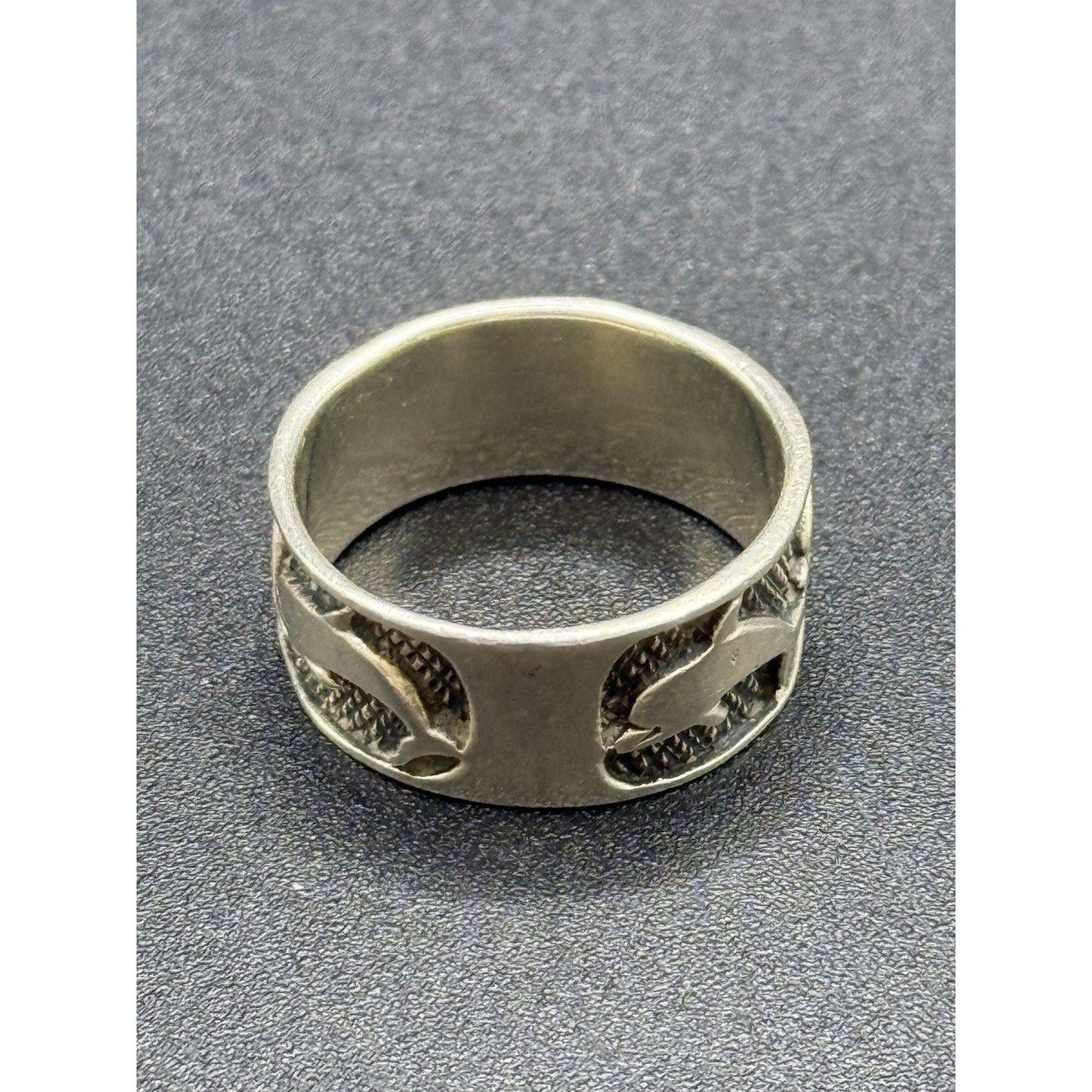 Vintage Sterling Silver Dolphin Band Ring Size 7.50 Q16